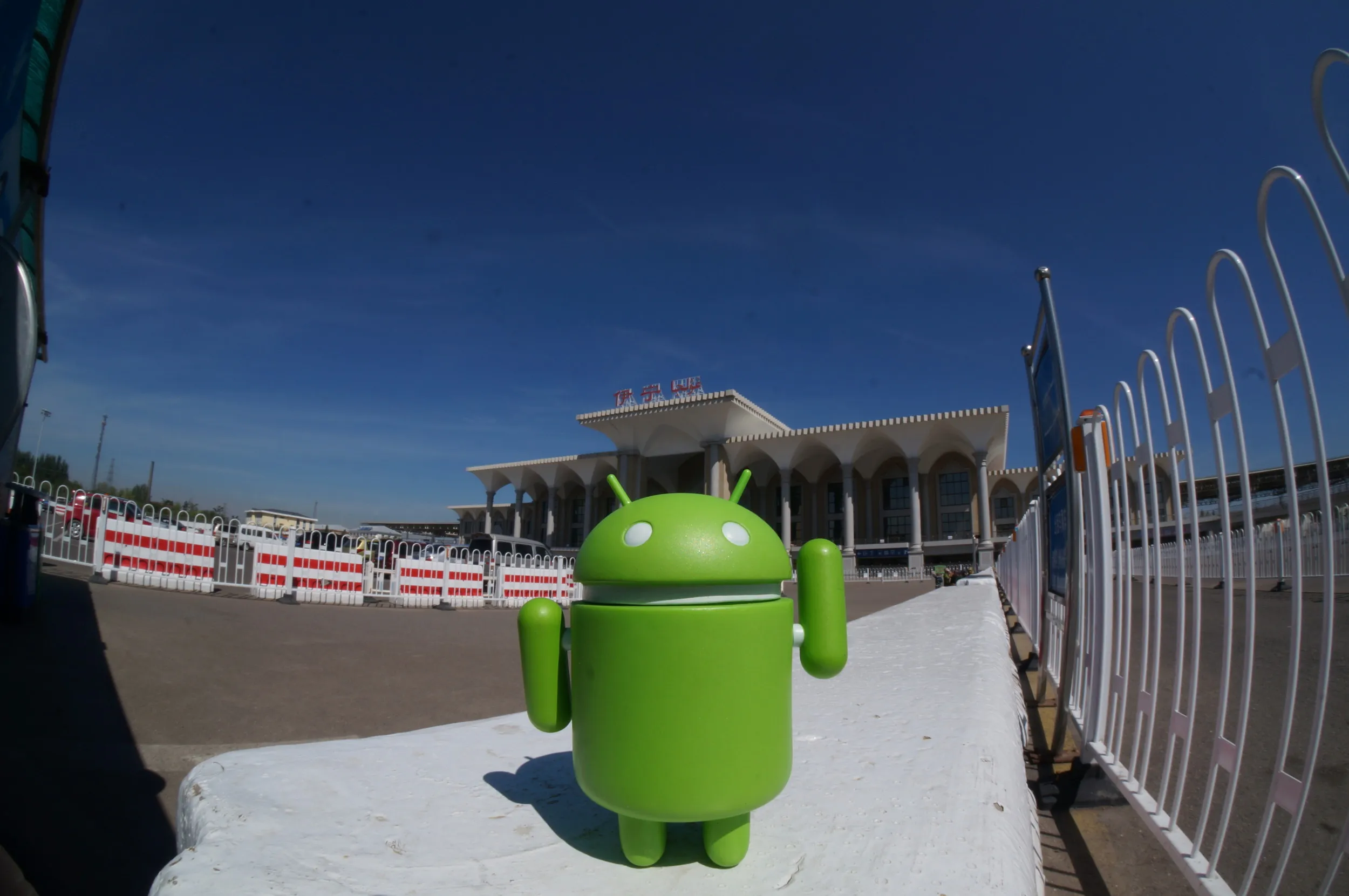 伊寧駅でドロイド君が記念撮影