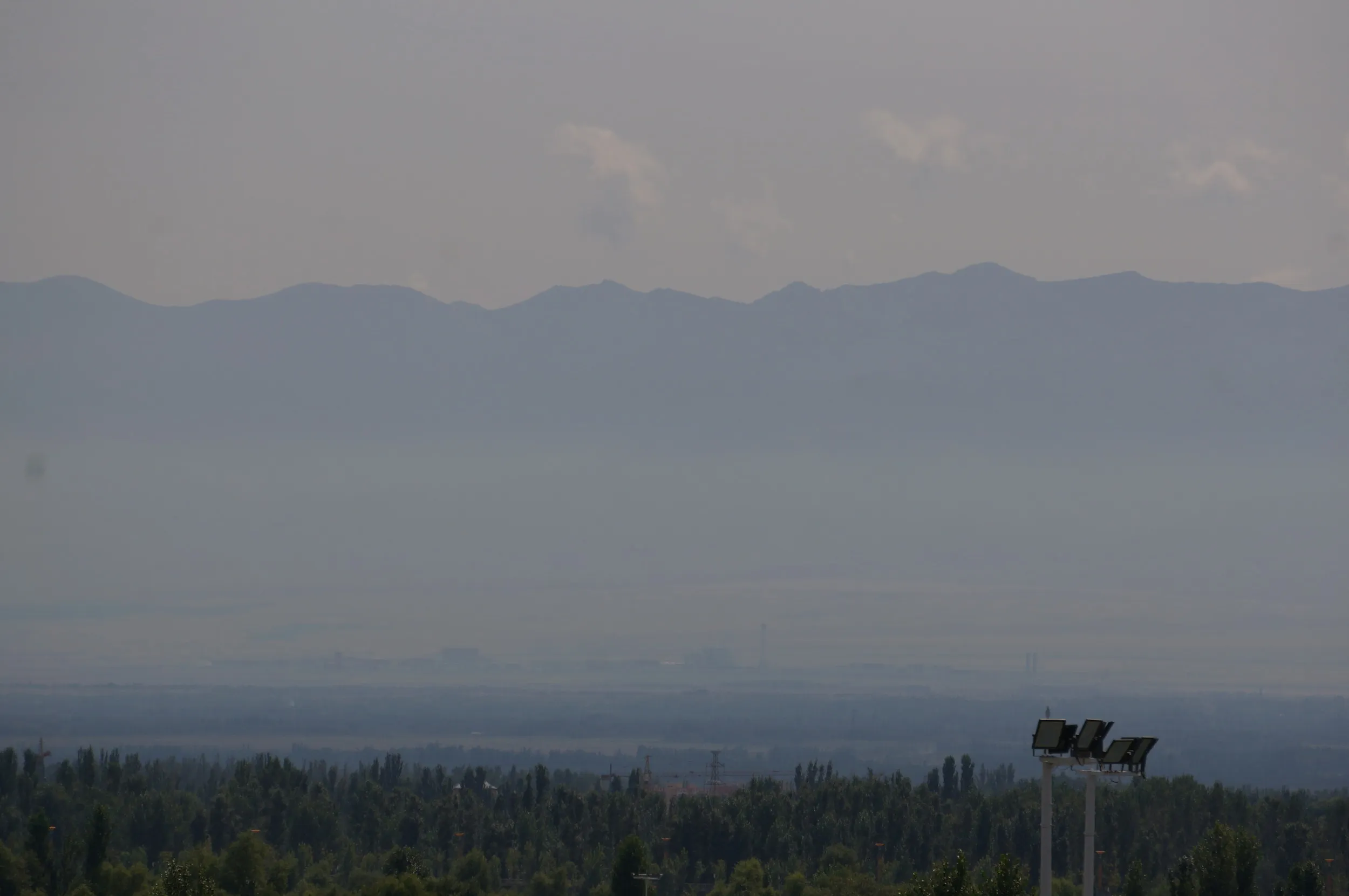 南方の山々の風景を眺める