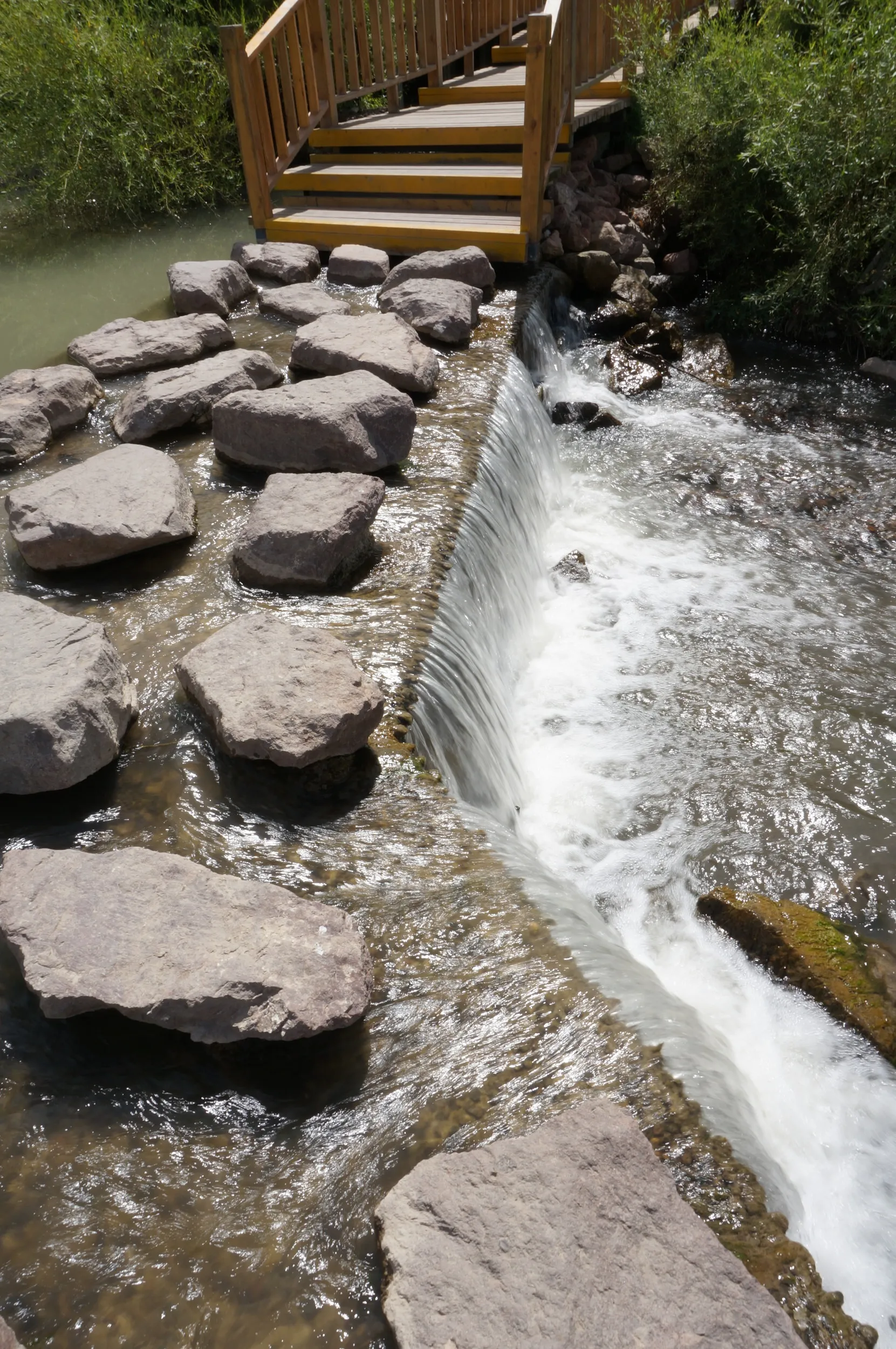 川辺と小さな滝