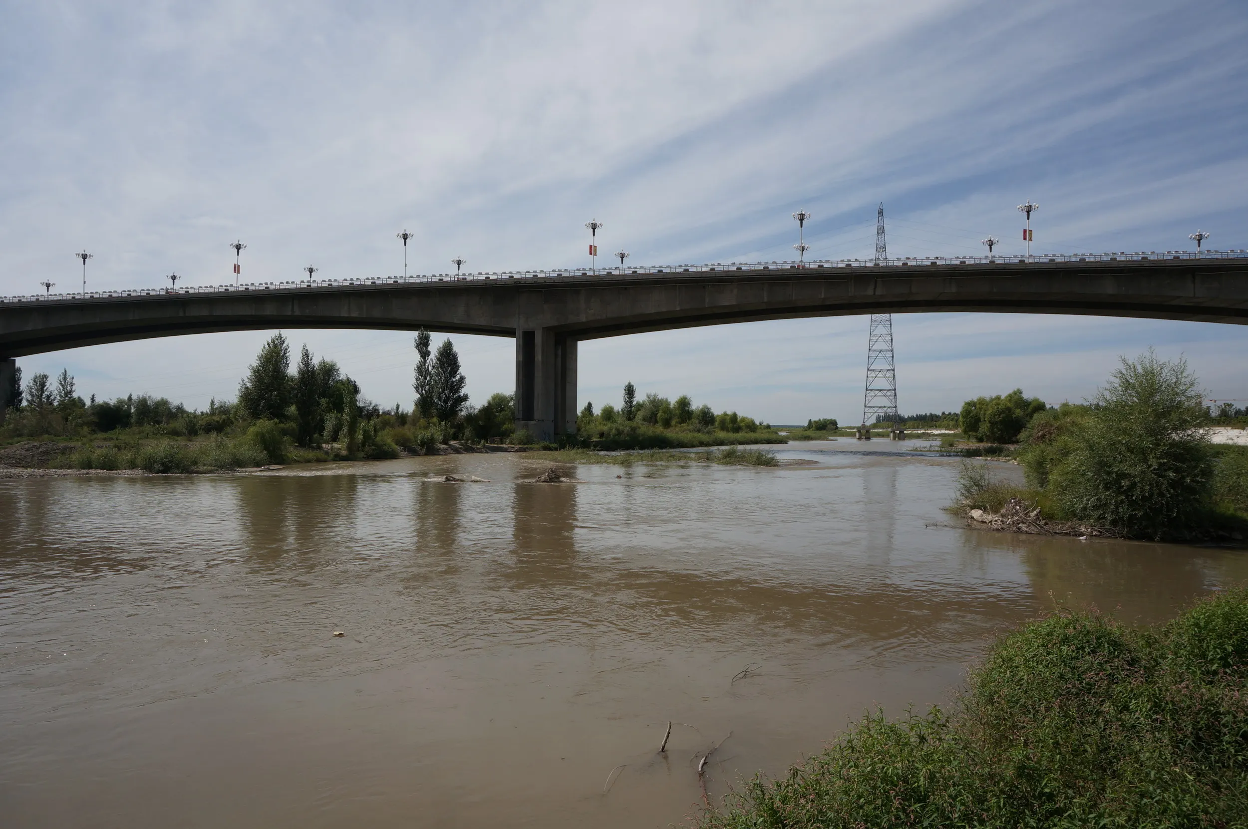 川辺とイリ河大橋