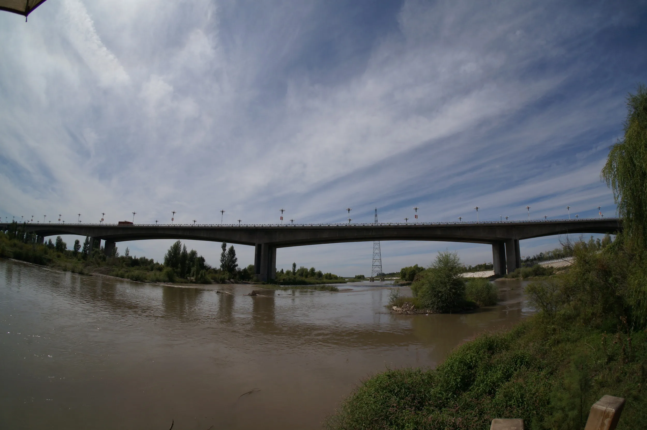 川辺とイリ河大橋