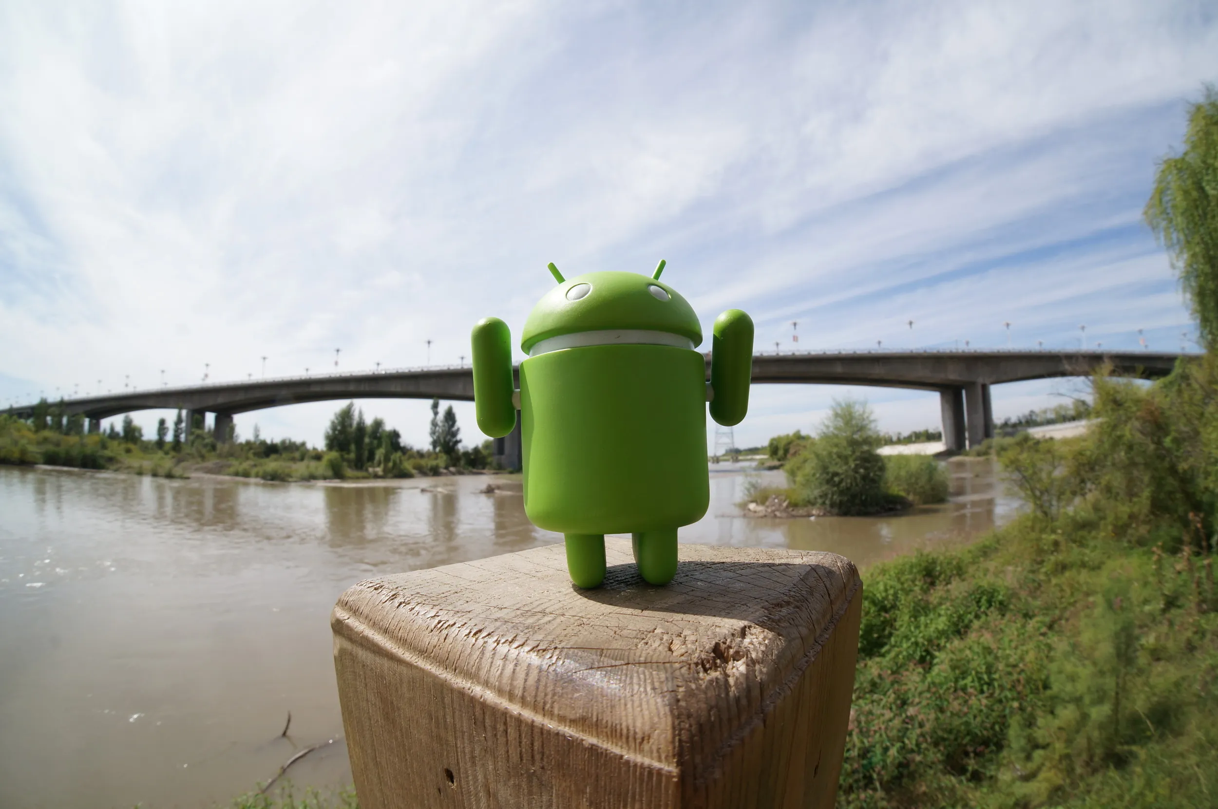 イリ河大橋前でドロイド君が記念撮影