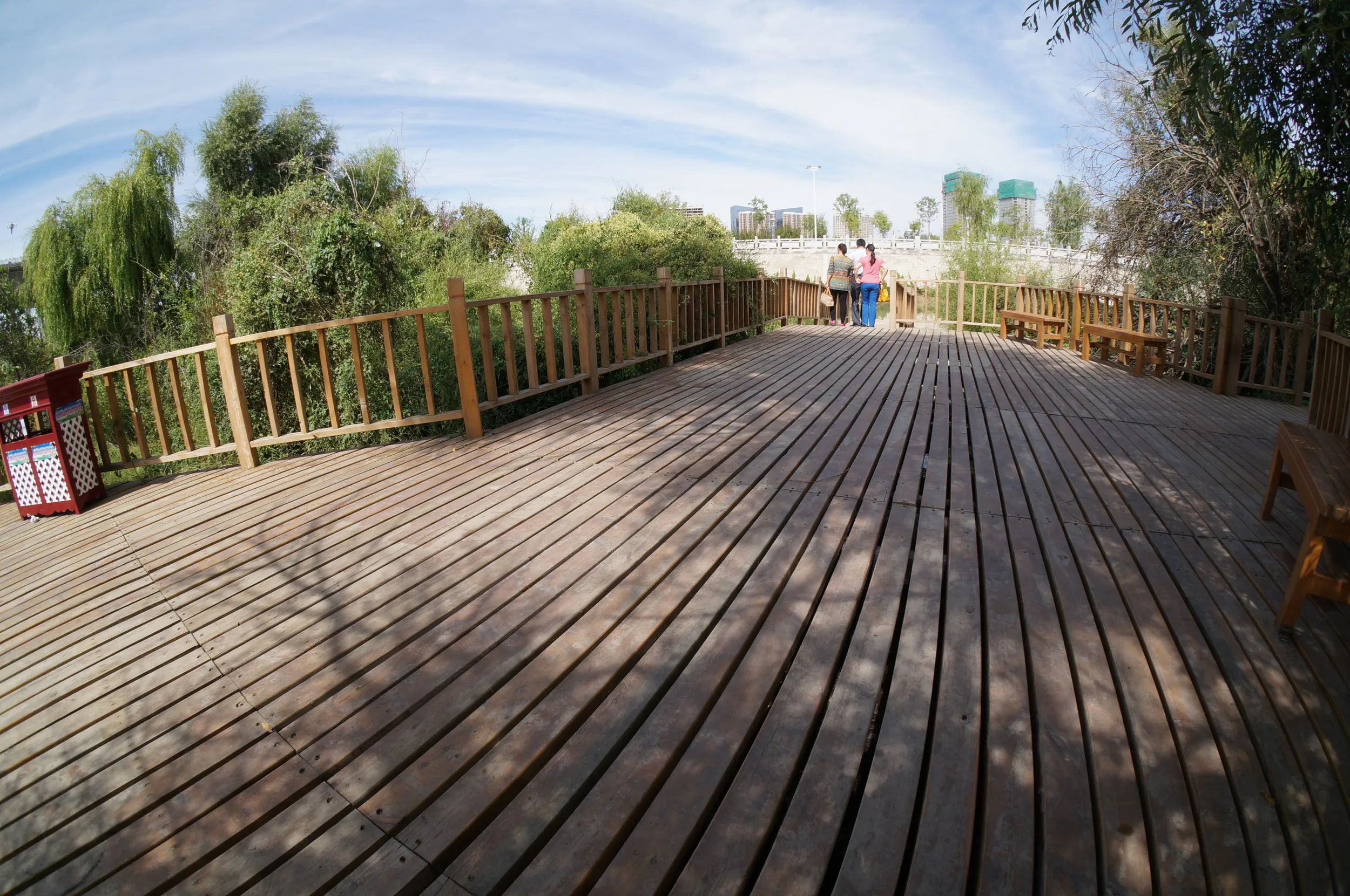 イリ河大橋前の遊歩道