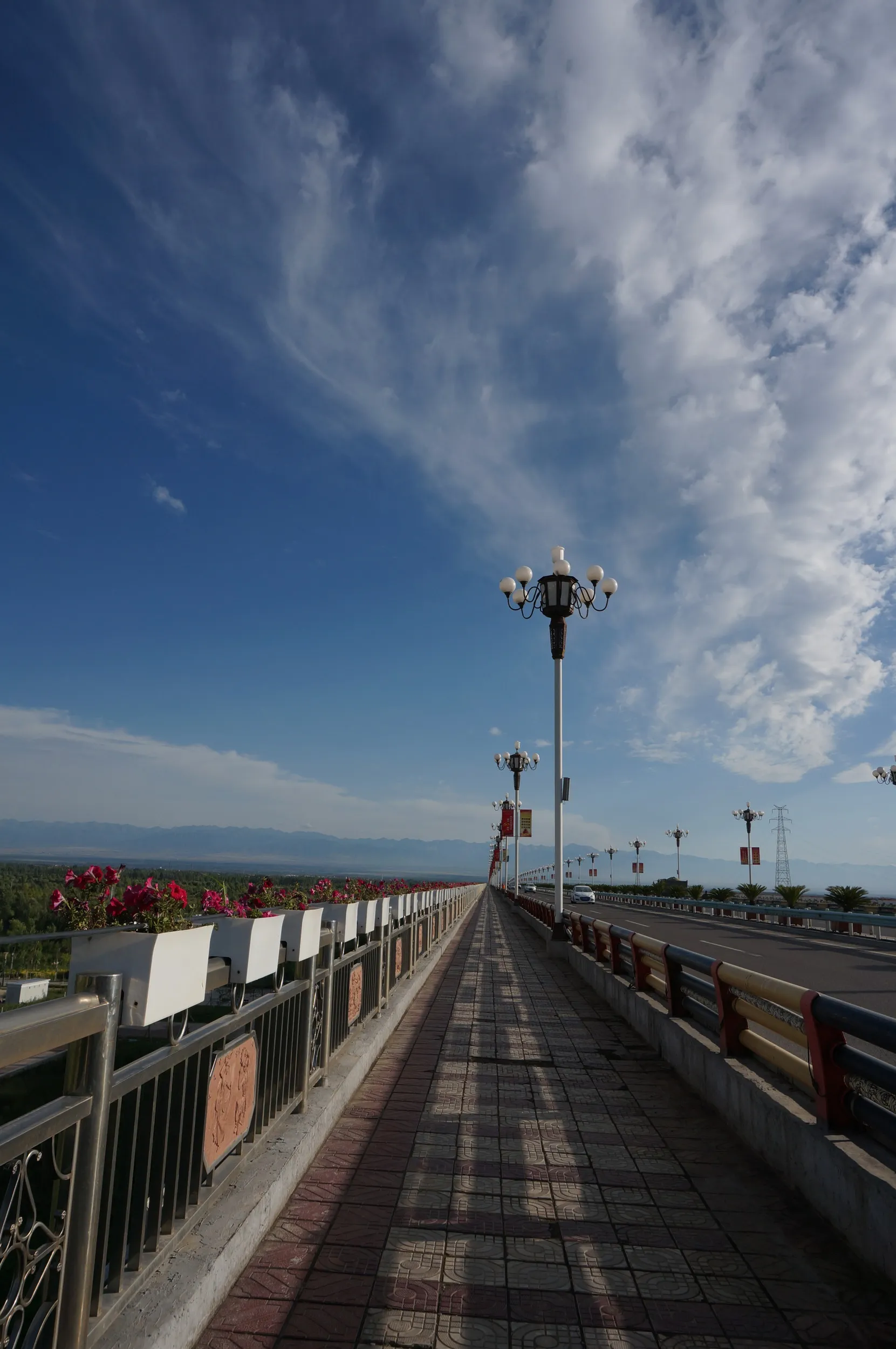 イリ河大橋を渡る