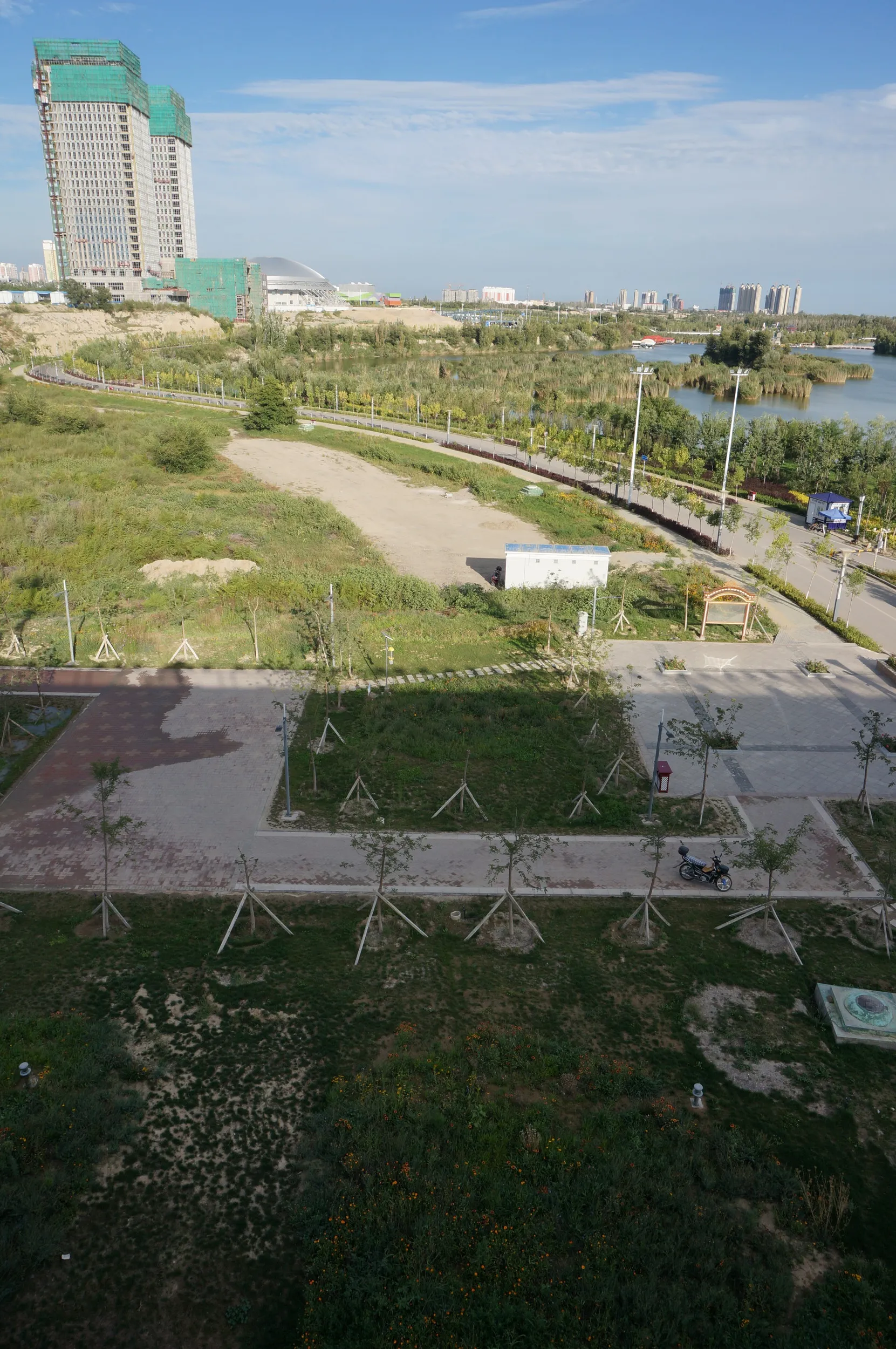 イリ河大橋の上から河畔を眺める