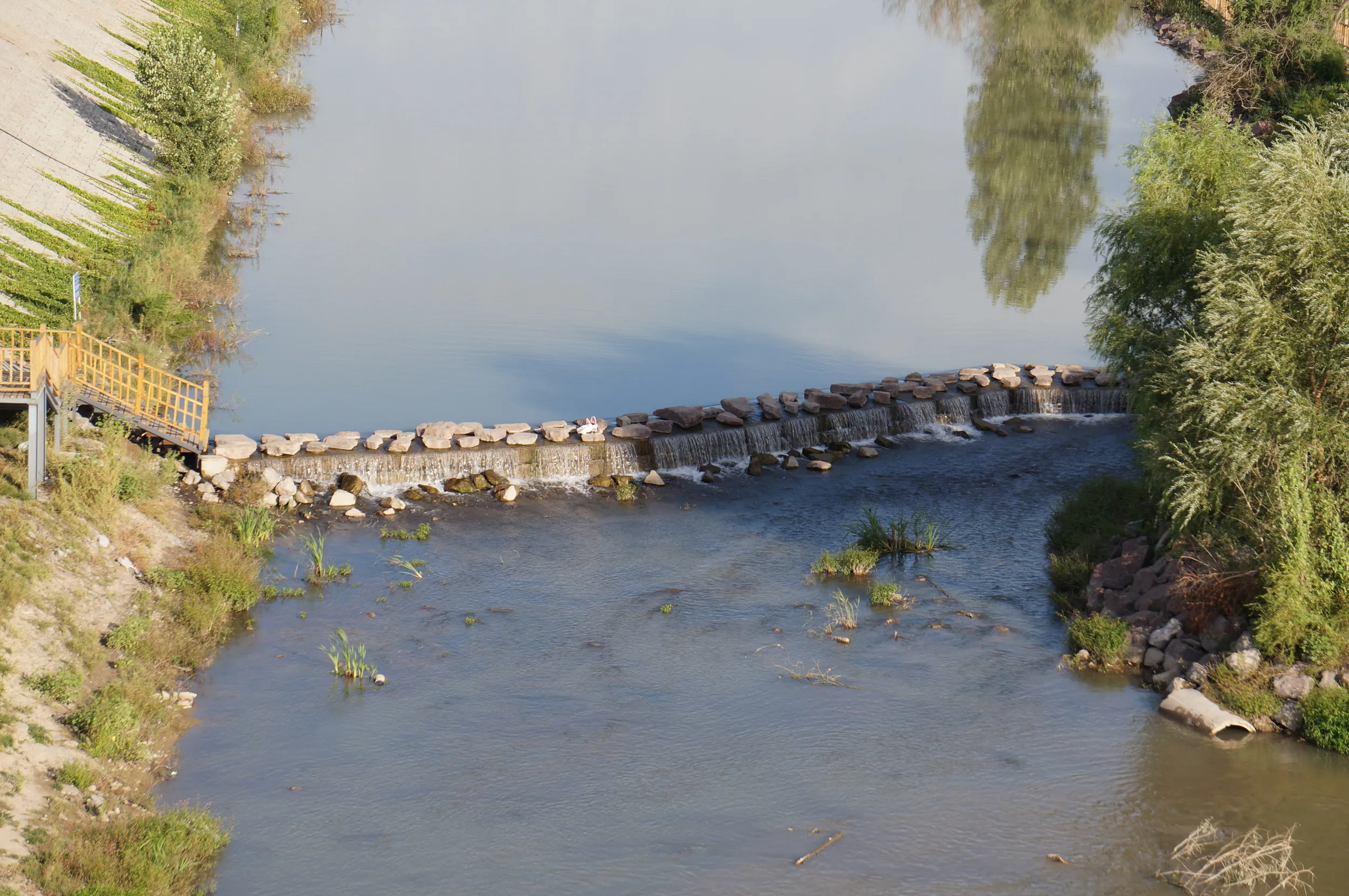イリ河大橋の上からイリ河を眺める