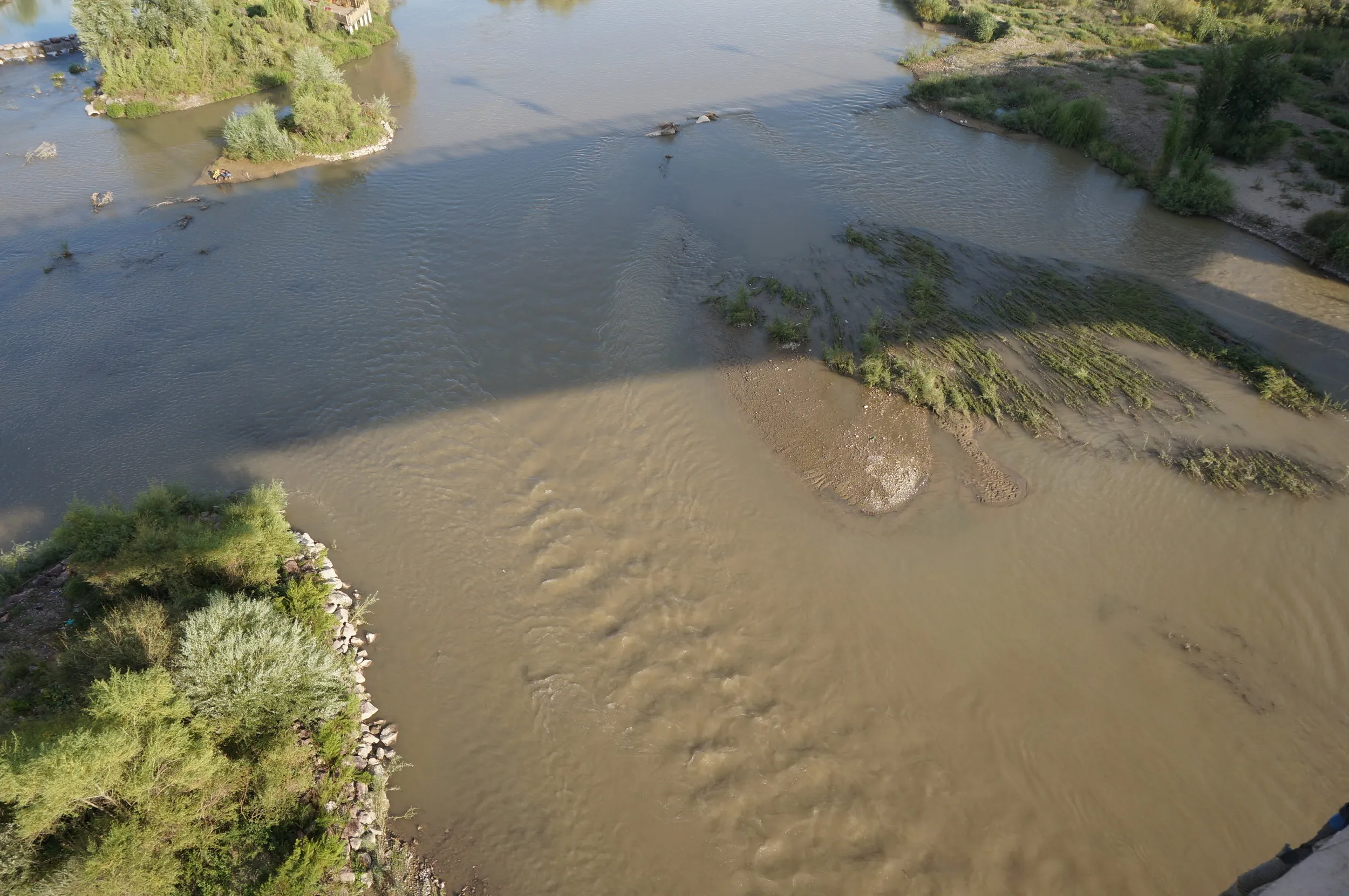 イリ河大橋の上からイリ河の川面を眺める