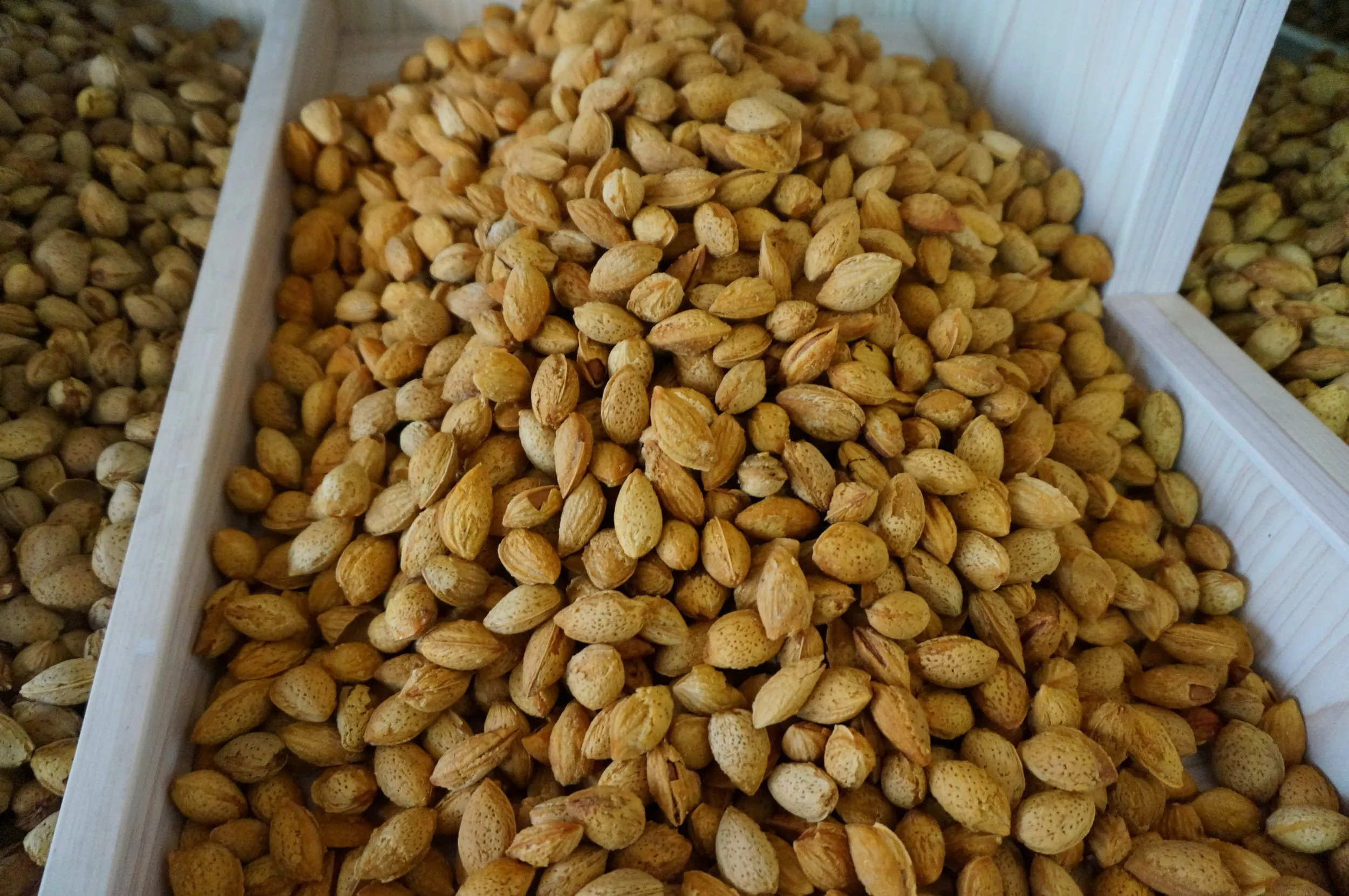 乾物屋でアーモンドを購入