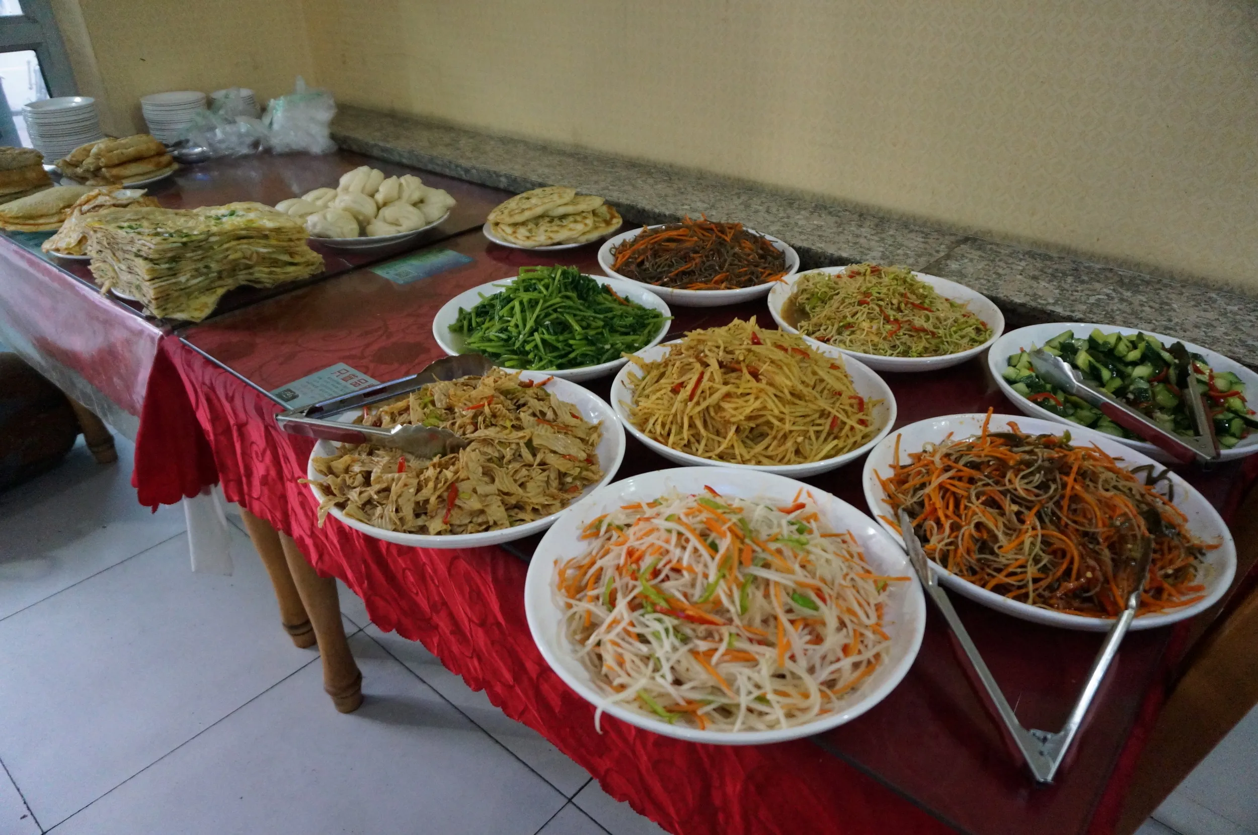 ウイグル族の食堂で朝食を食す