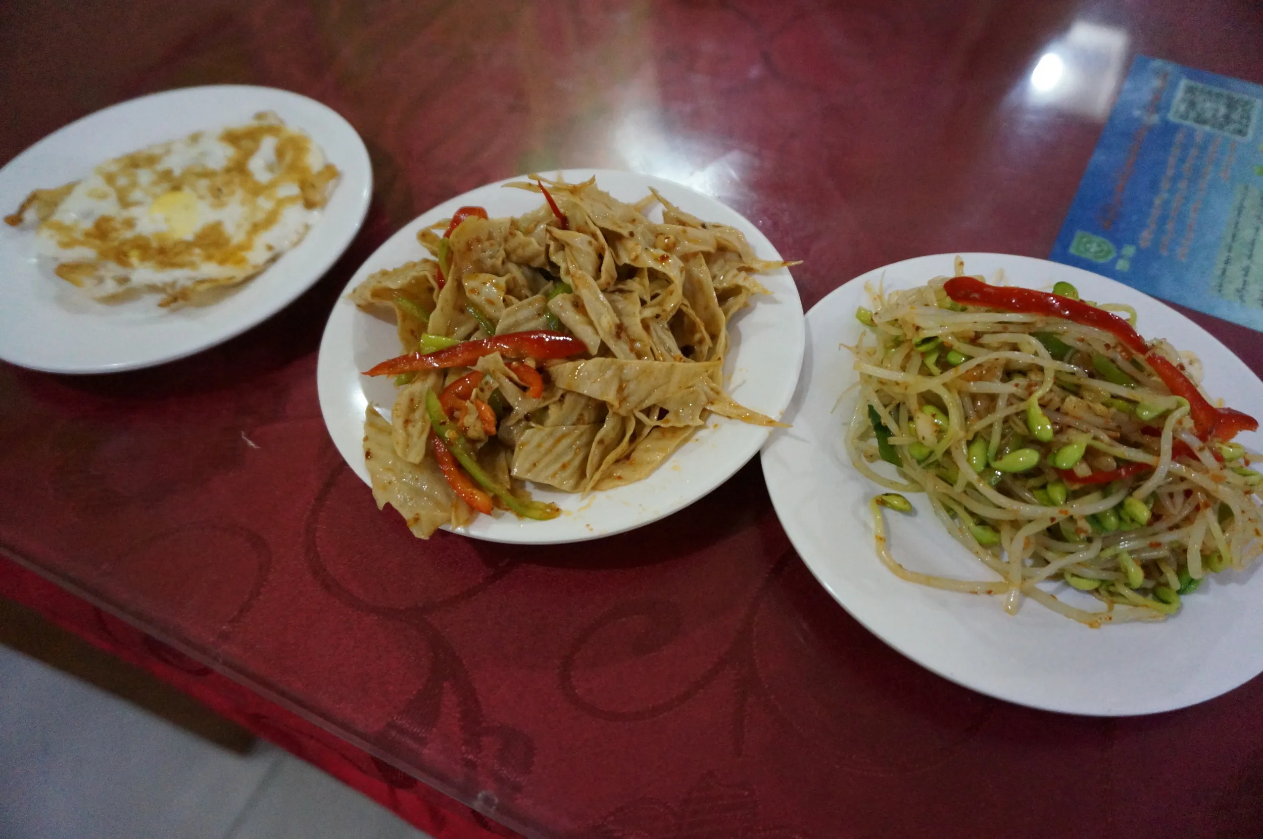 ウイグル族の食堂で朝食を食す