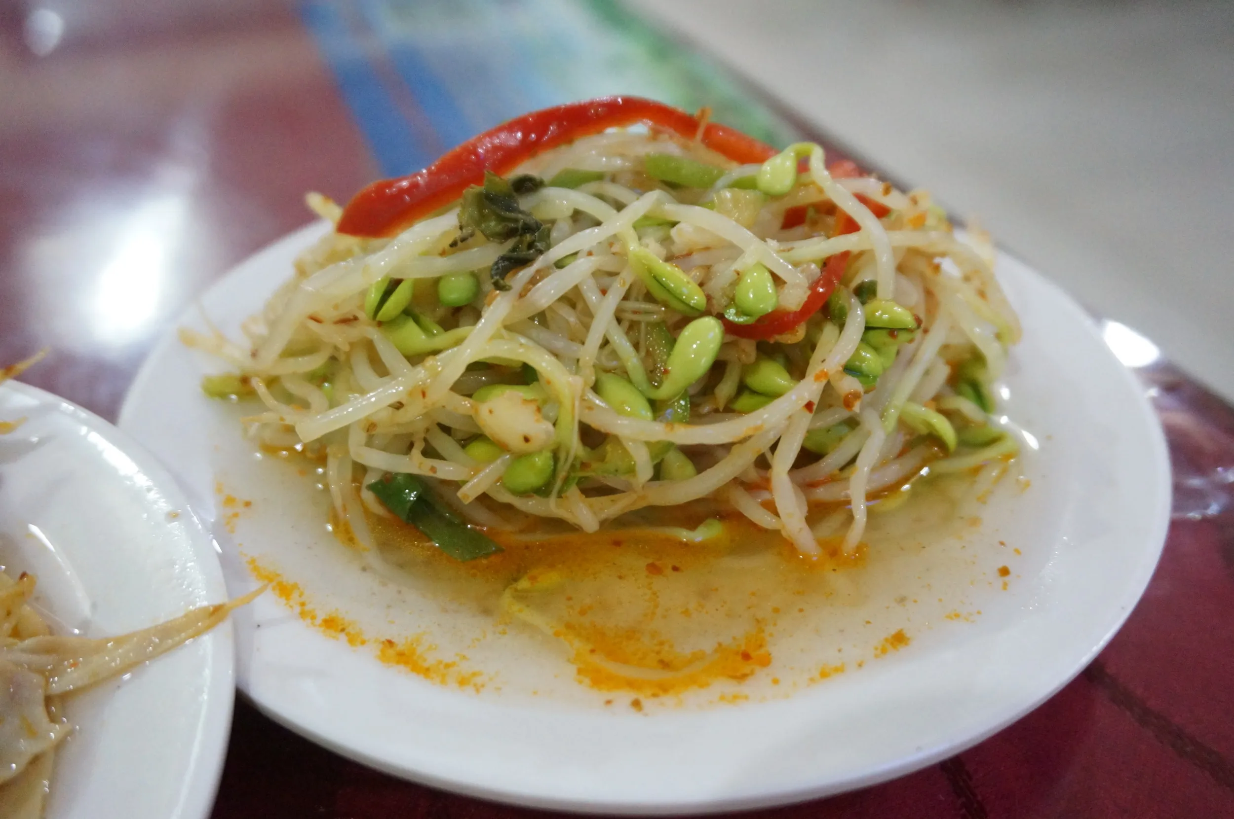ウイグル族の食堂で朝食を食す