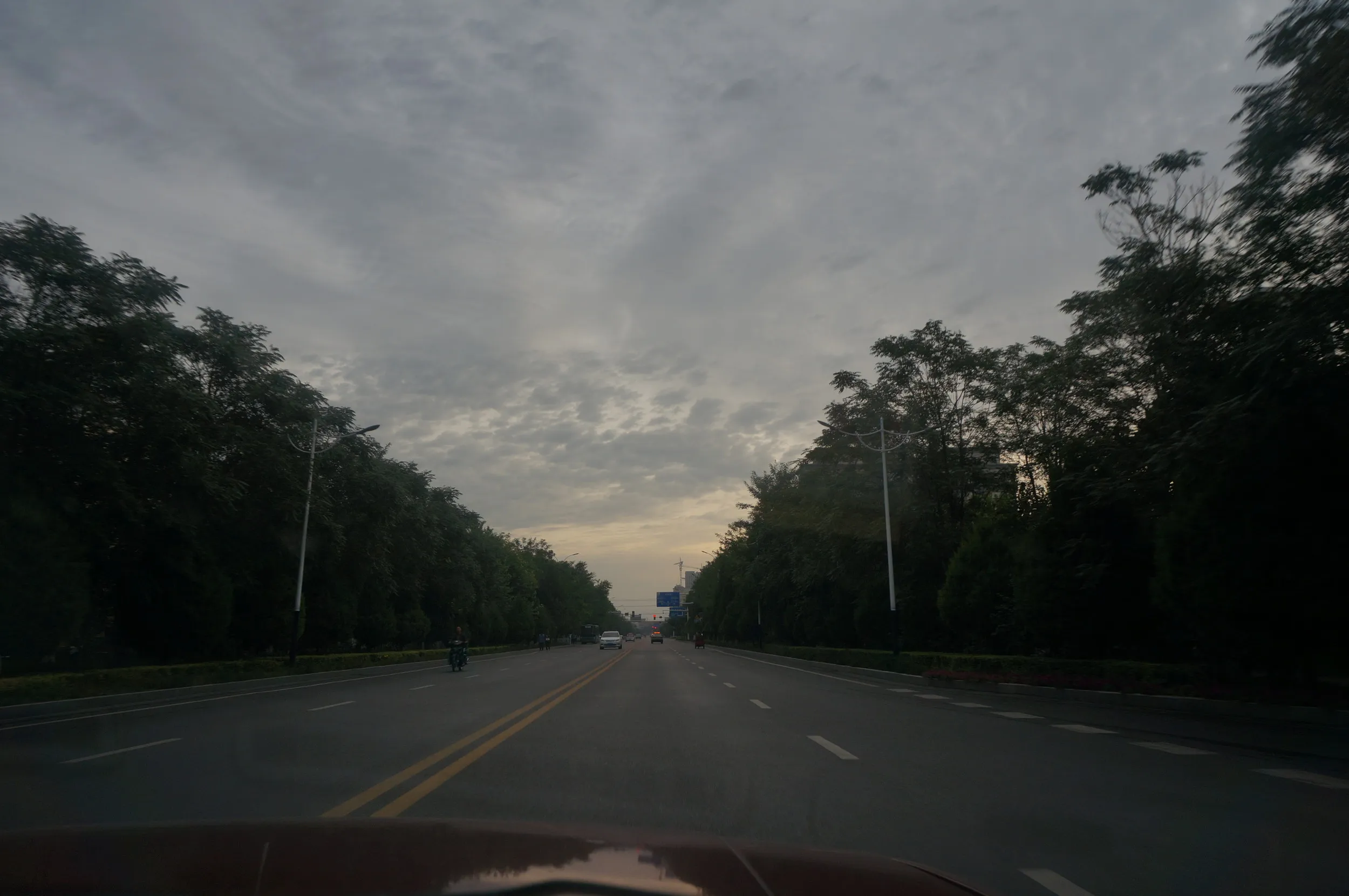 タクシーで伊寧駅へ向かう