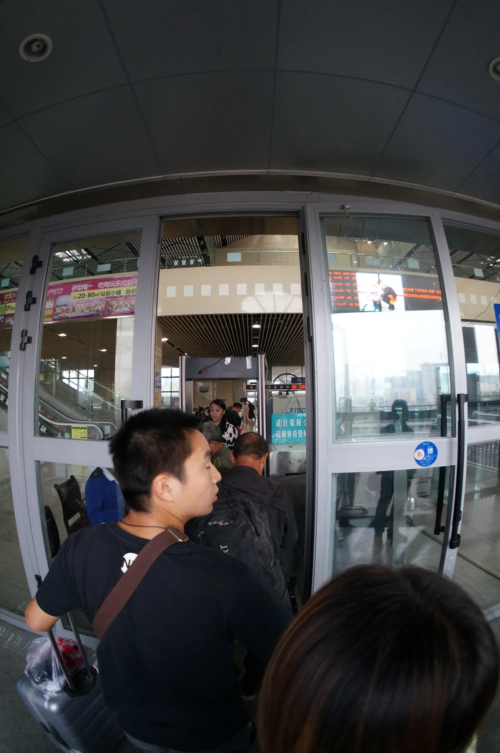 伊寧駅の安全検査