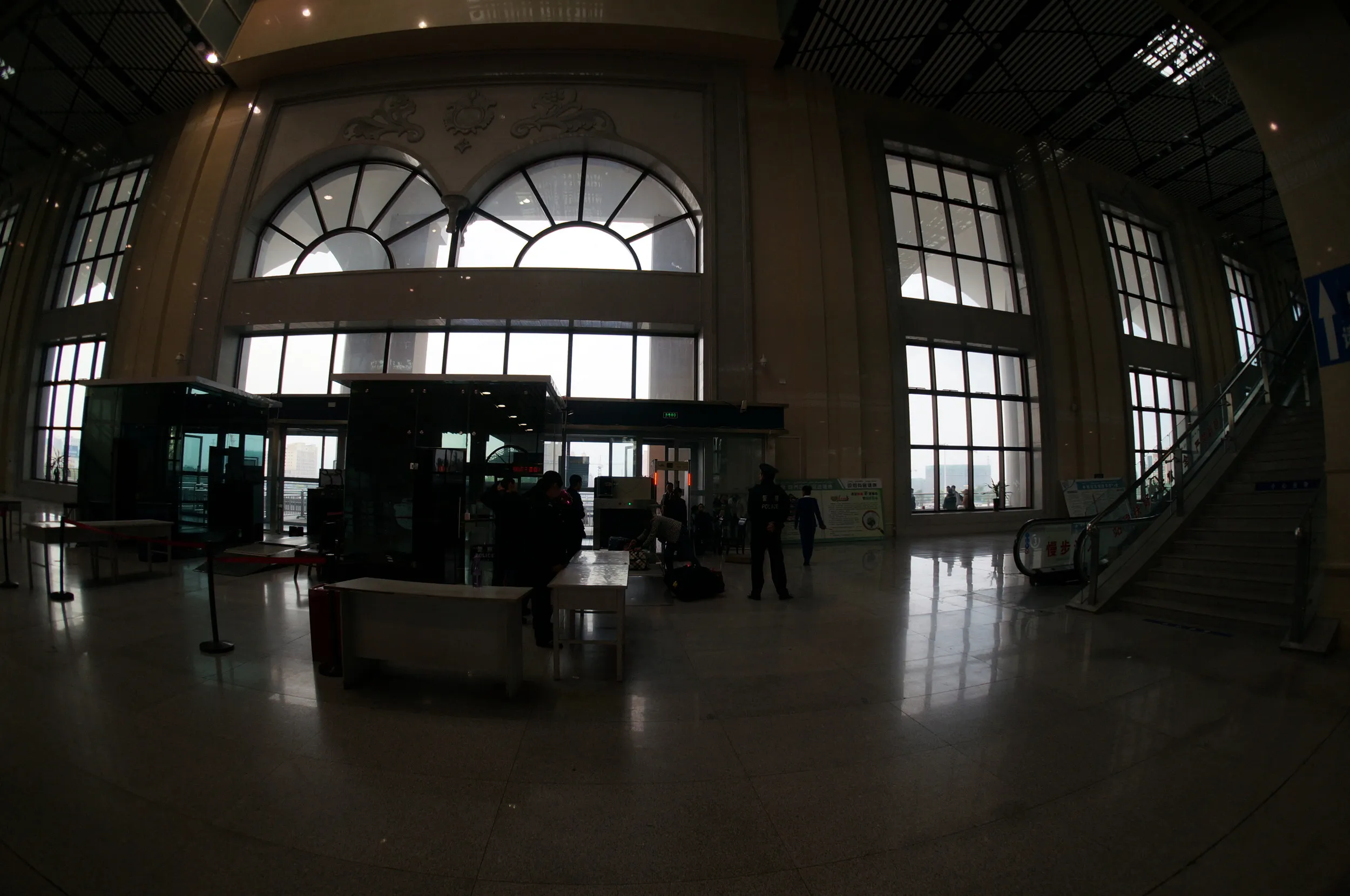 伊寧駅の待合室