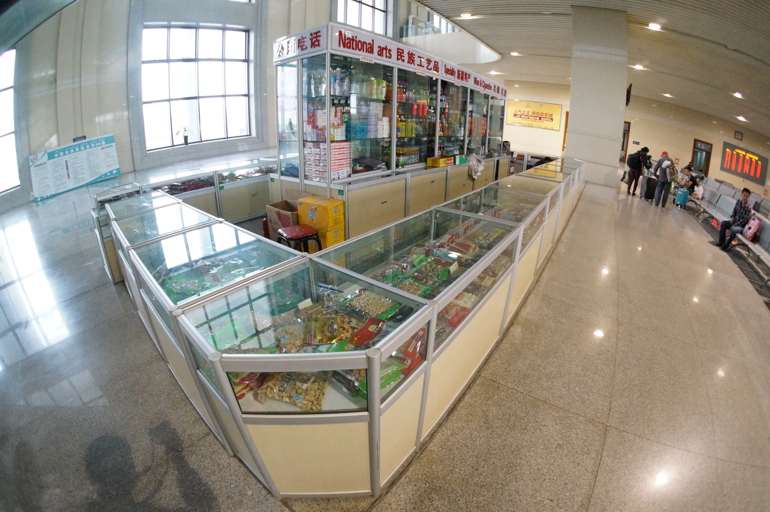 待合室傍の売店