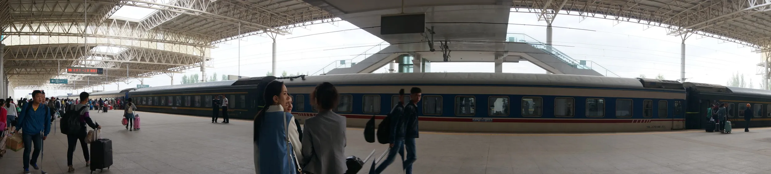 伊寧駅のホームをパノラマ撮影