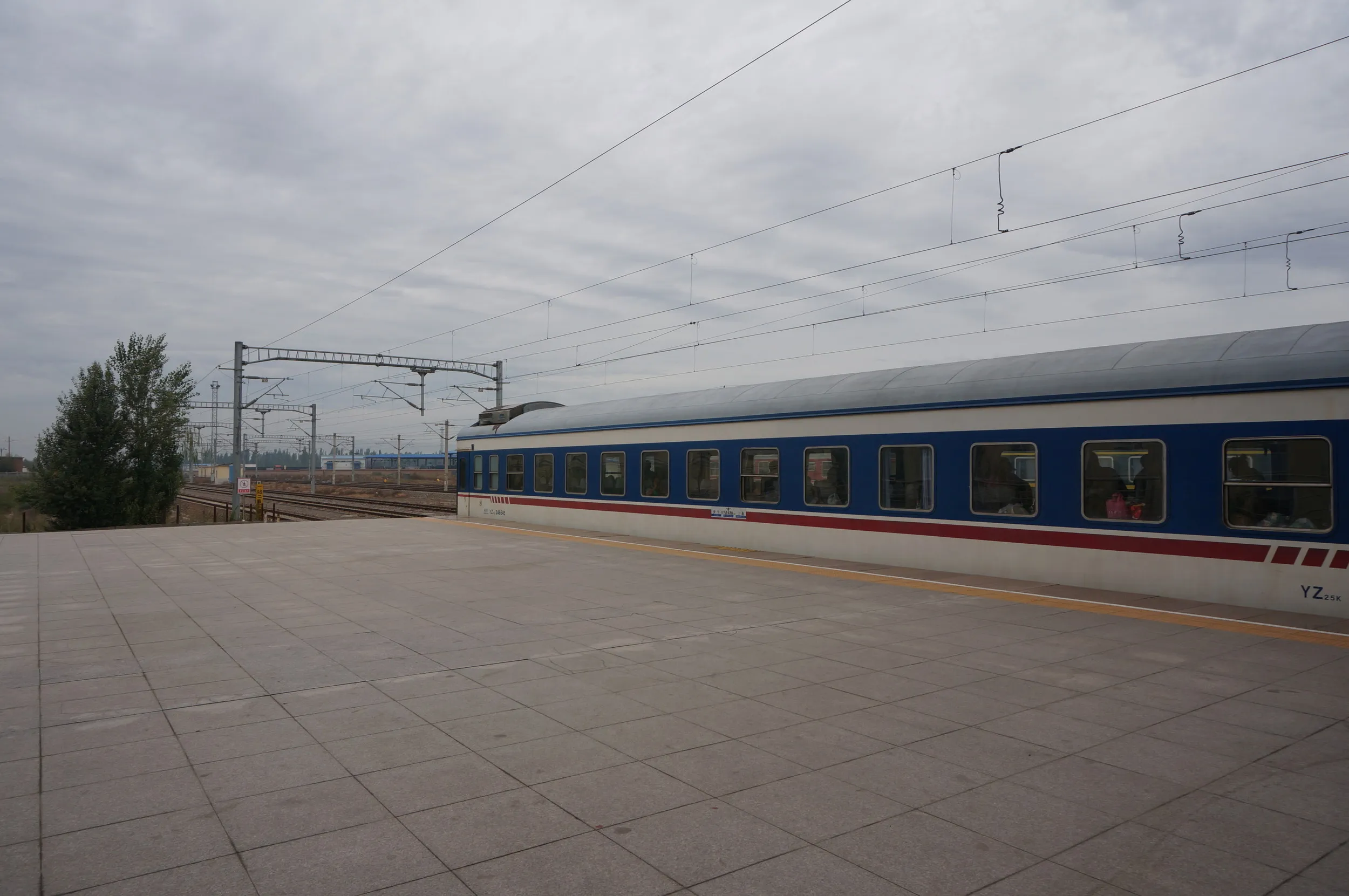 伊寧駅のホーム