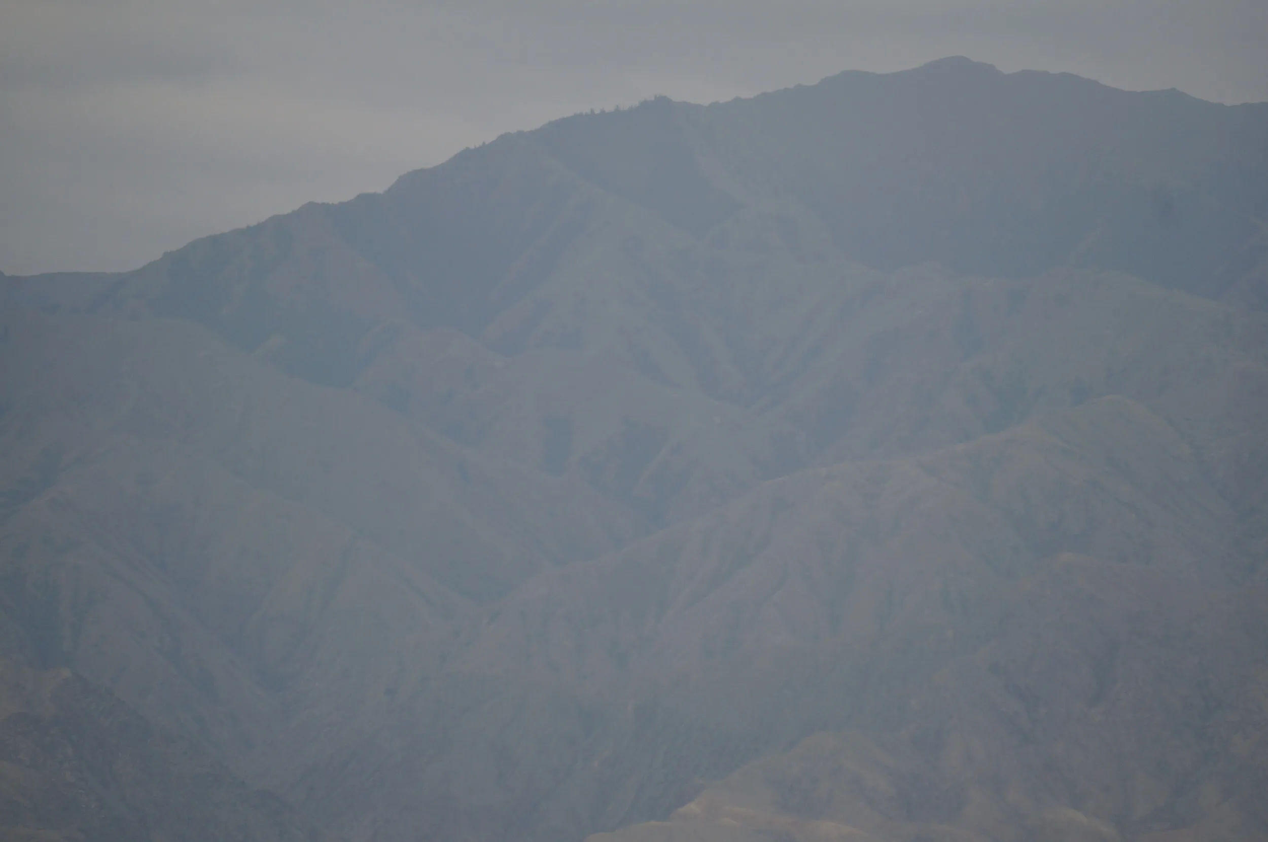 山を望遠レンズで撮影