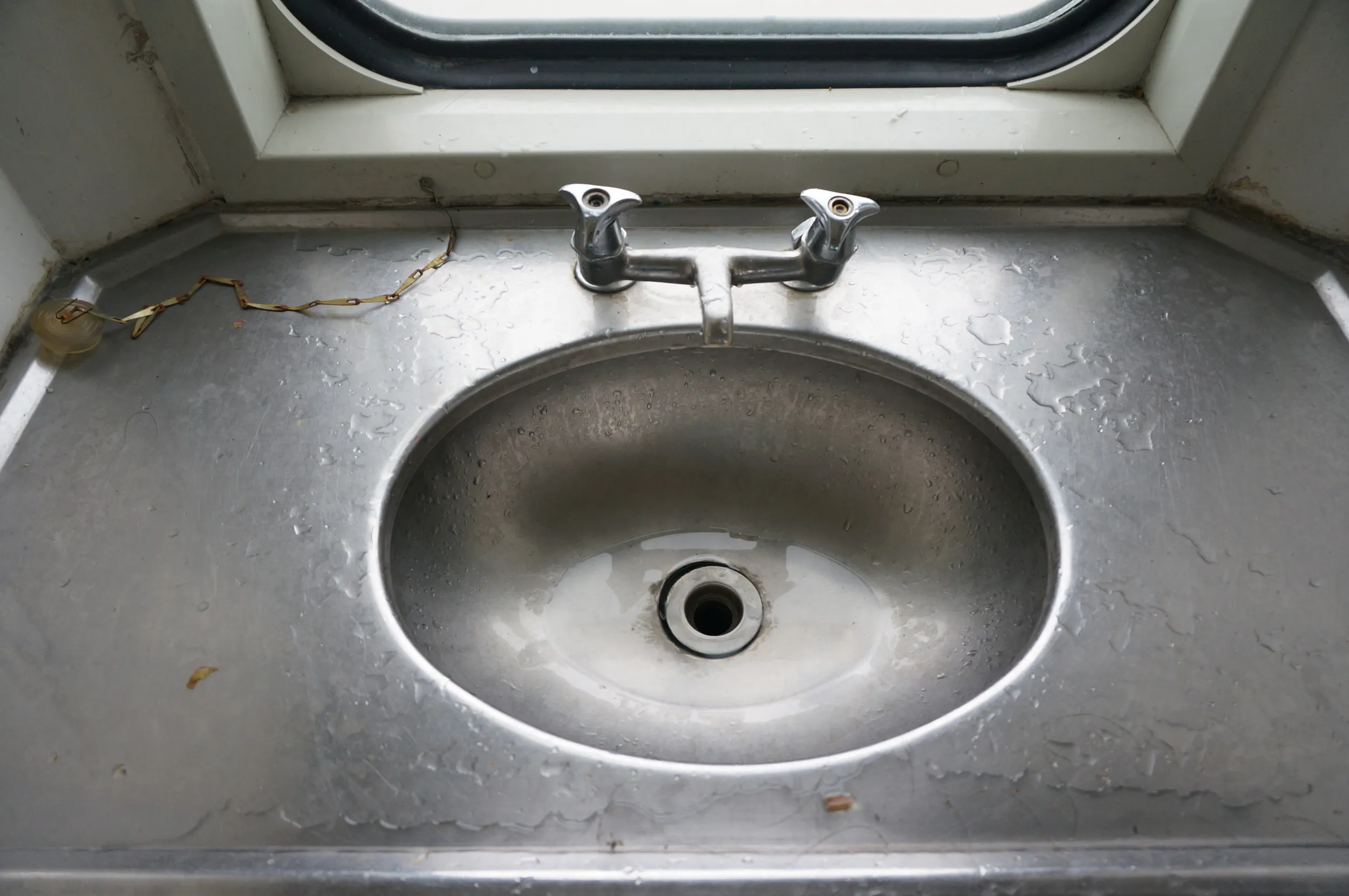 列車備え付けの洗面台