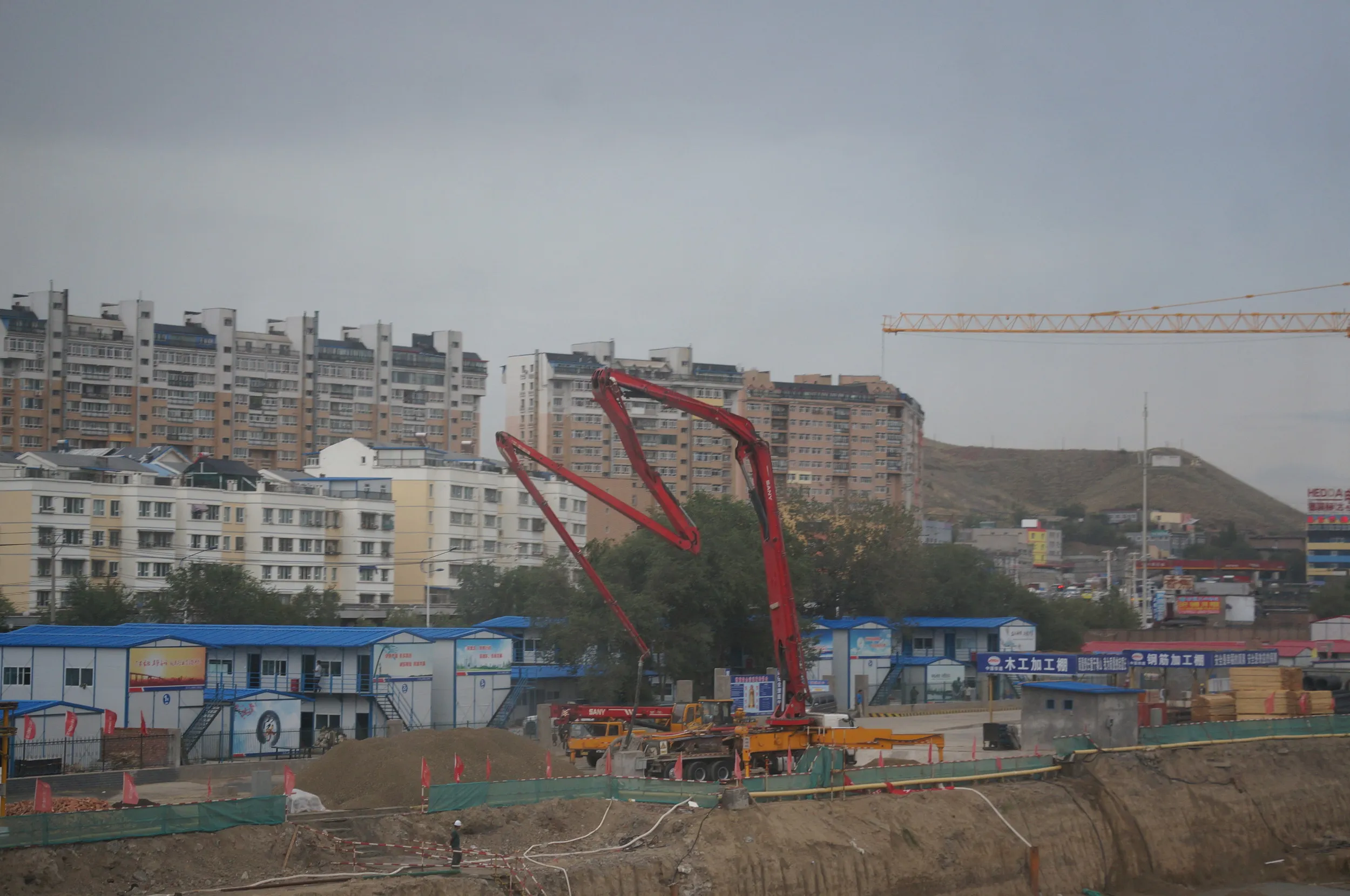 ウルムチ郊外の風景