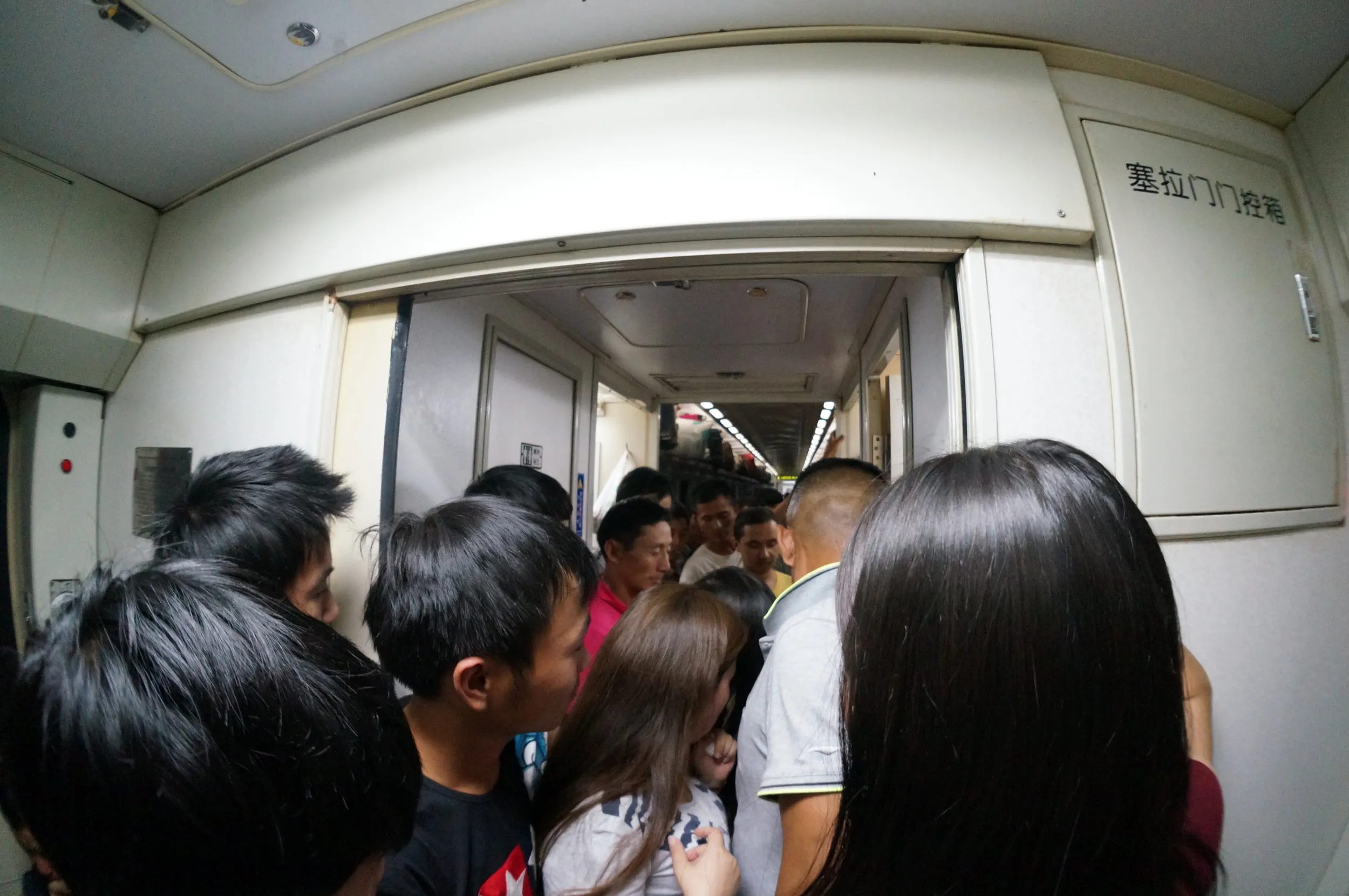 カオスな列車内で第一日目の夜を迎える