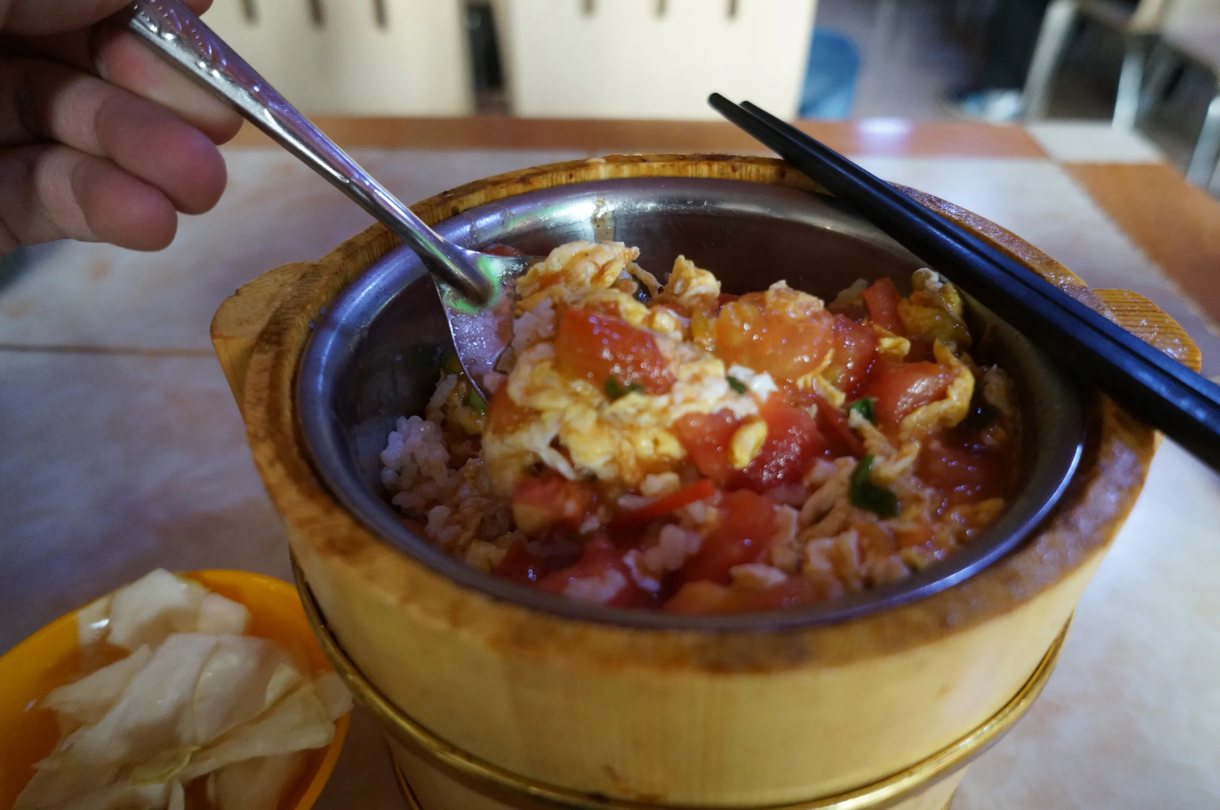 卵とトマトの桶飯を食す