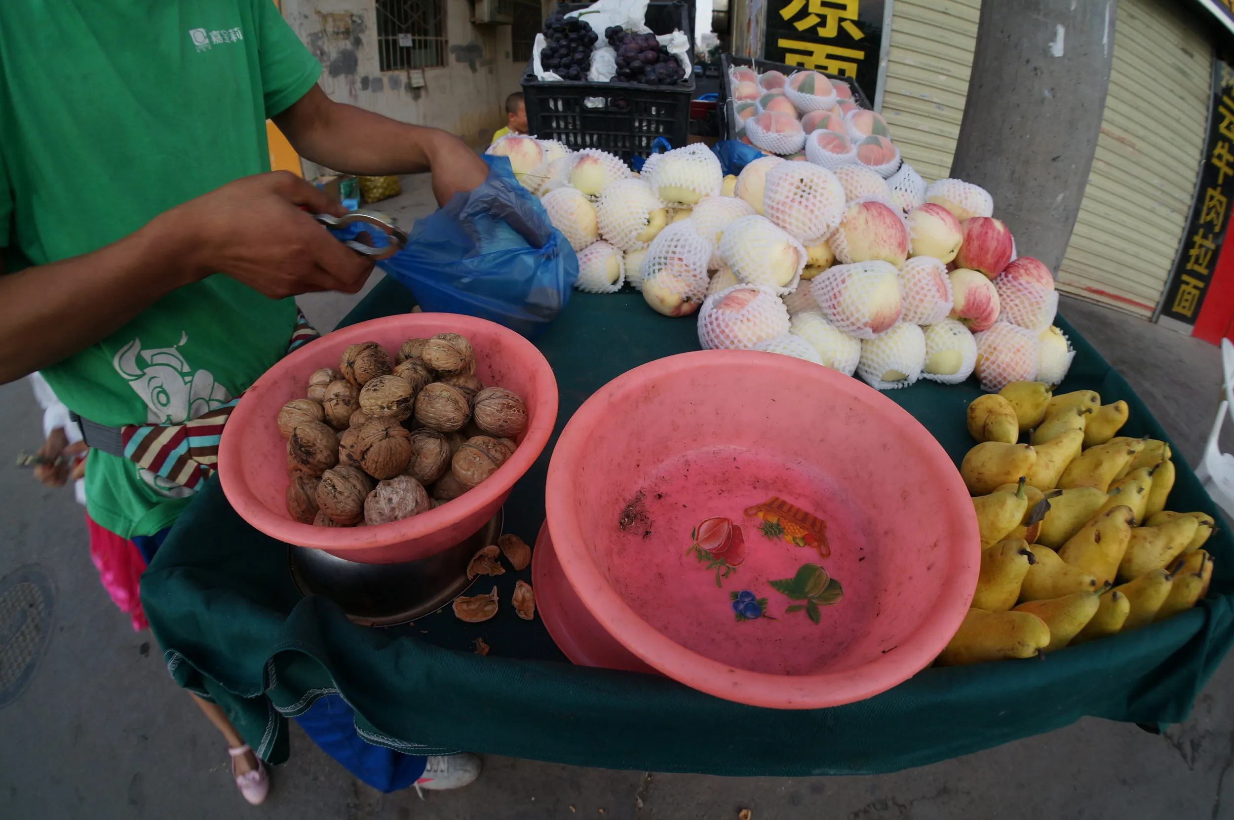 露店でクルミを購入
