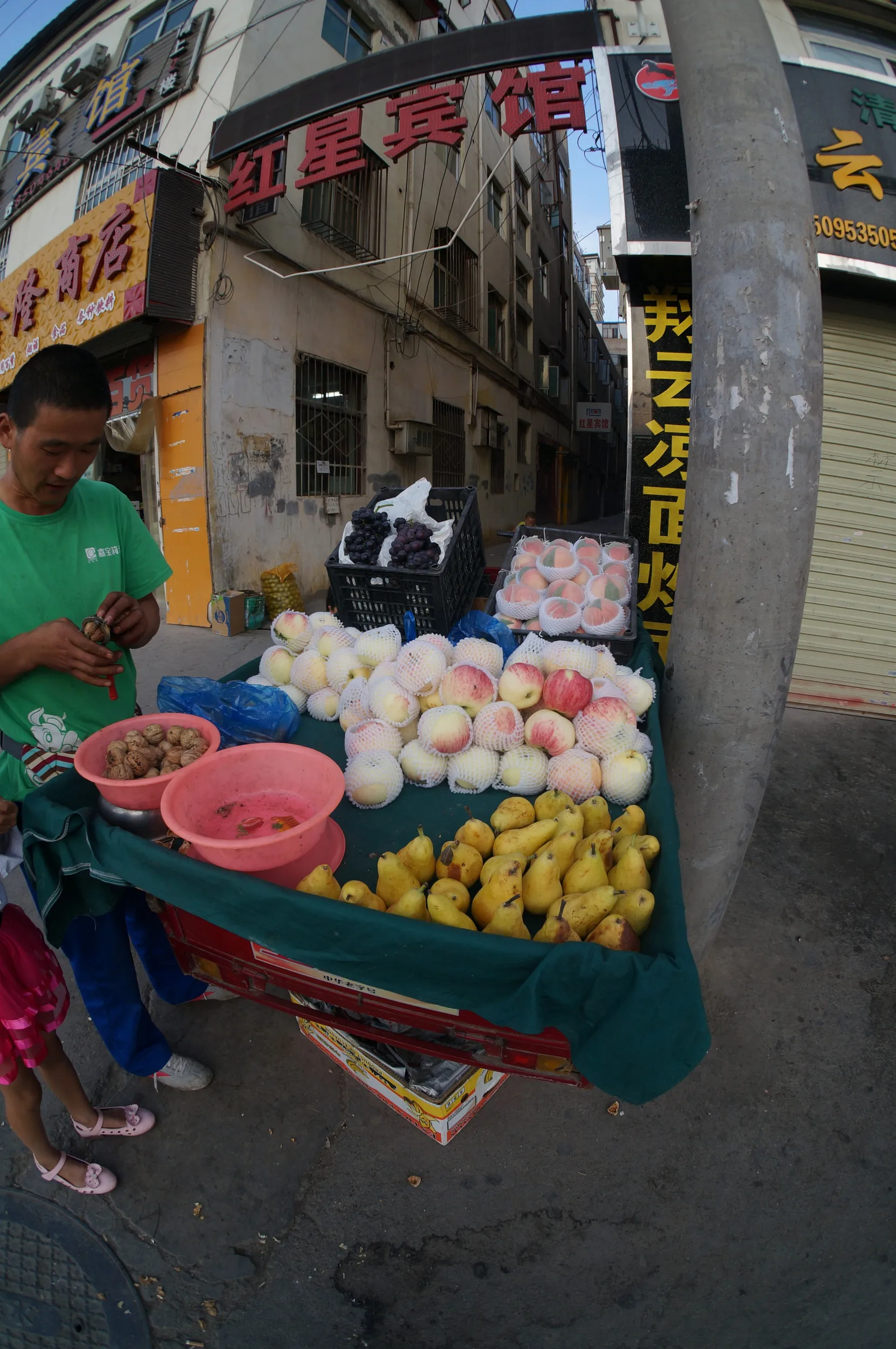 露店でクルミを購入