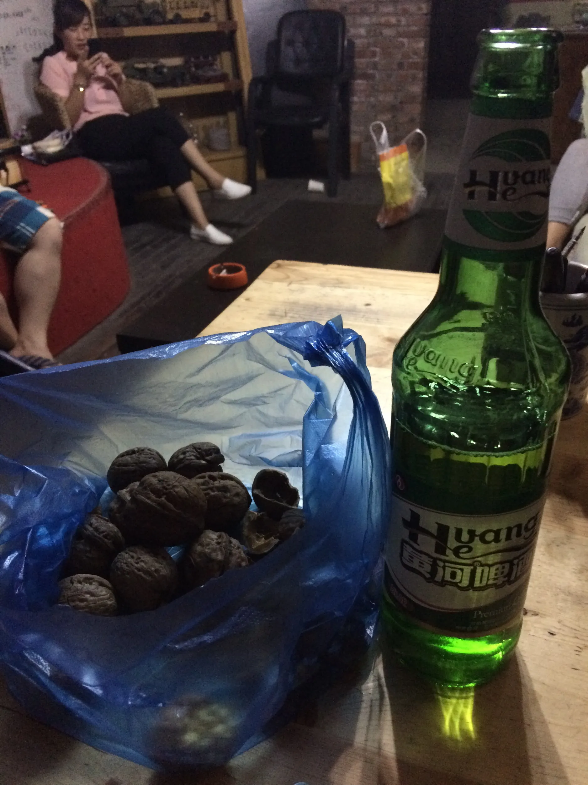 広間で旅人達とワイワイ過ごす