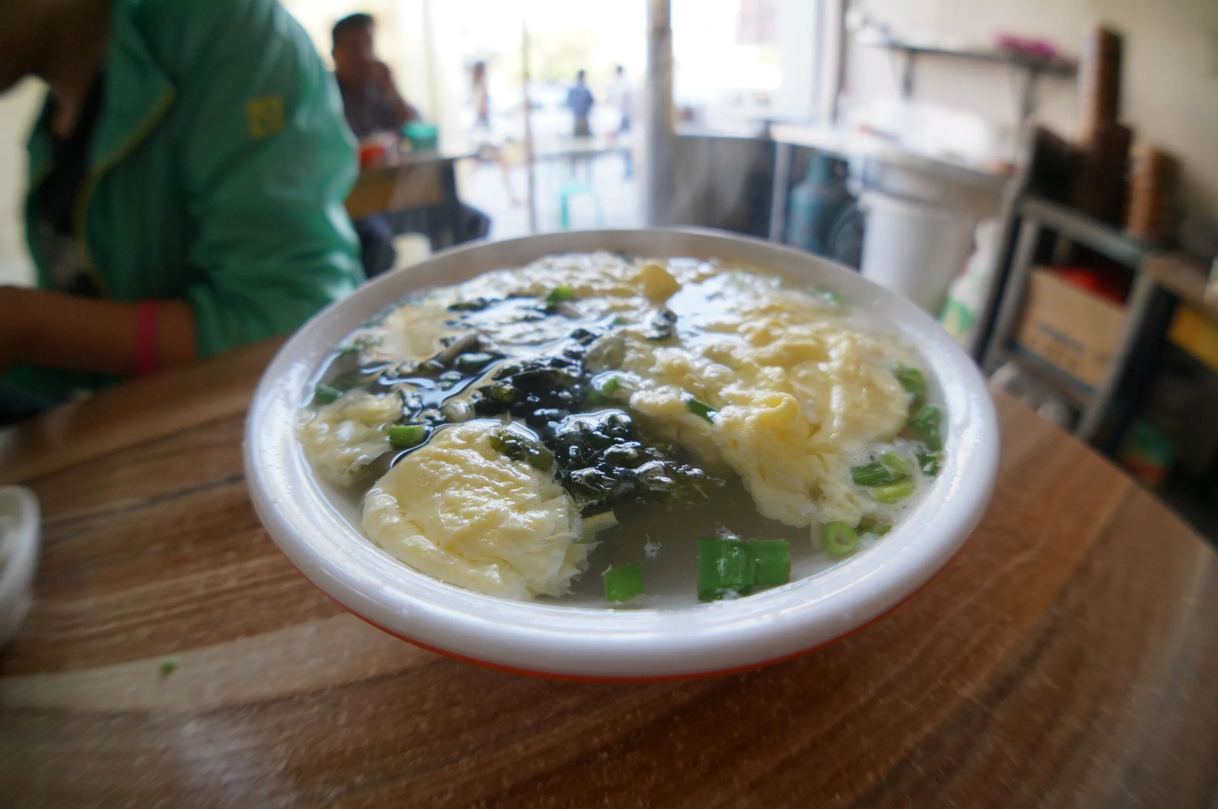 食堂でユースを旅立つ女性と朝食