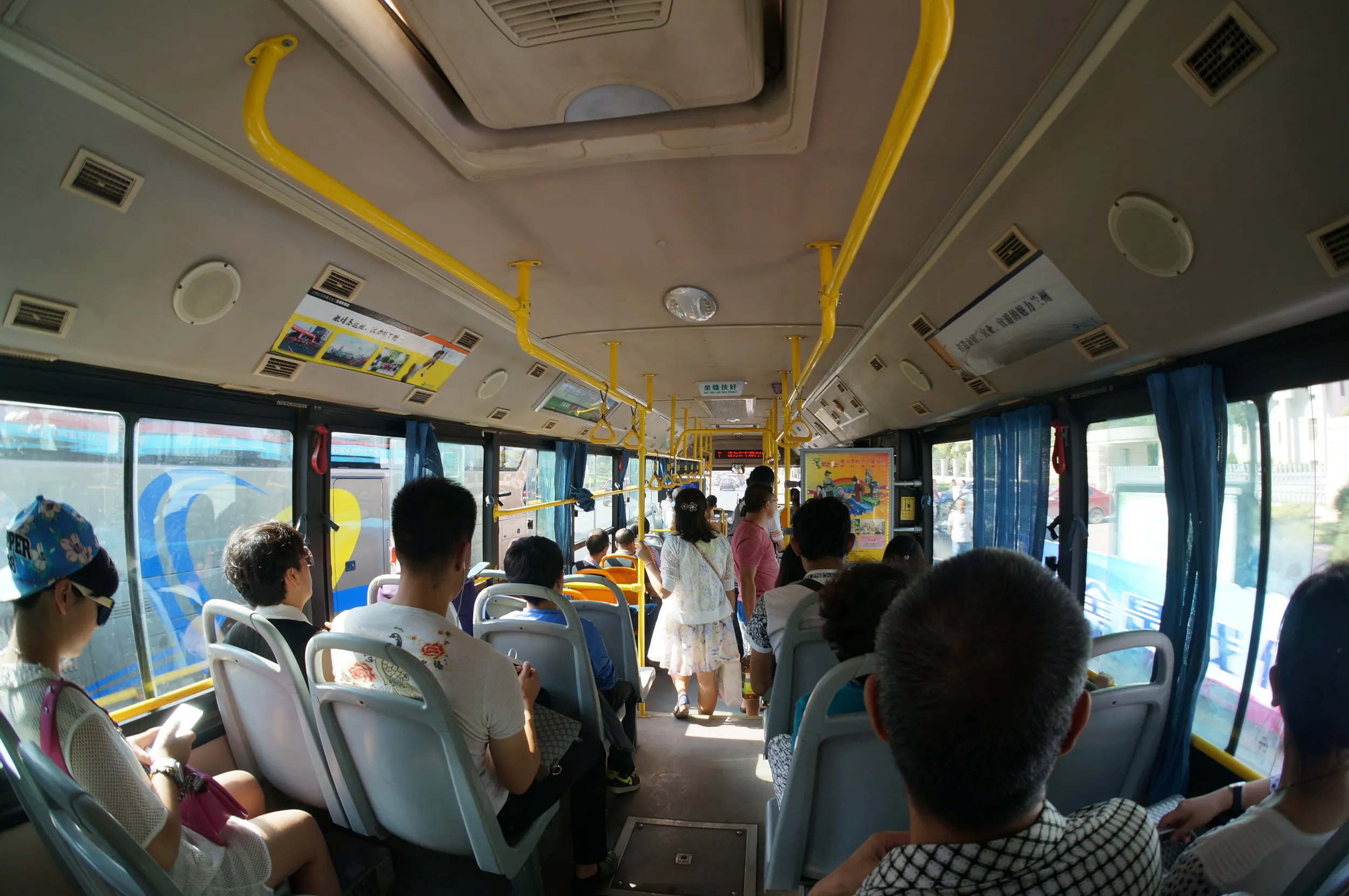 バス停から中山橋へ向かう