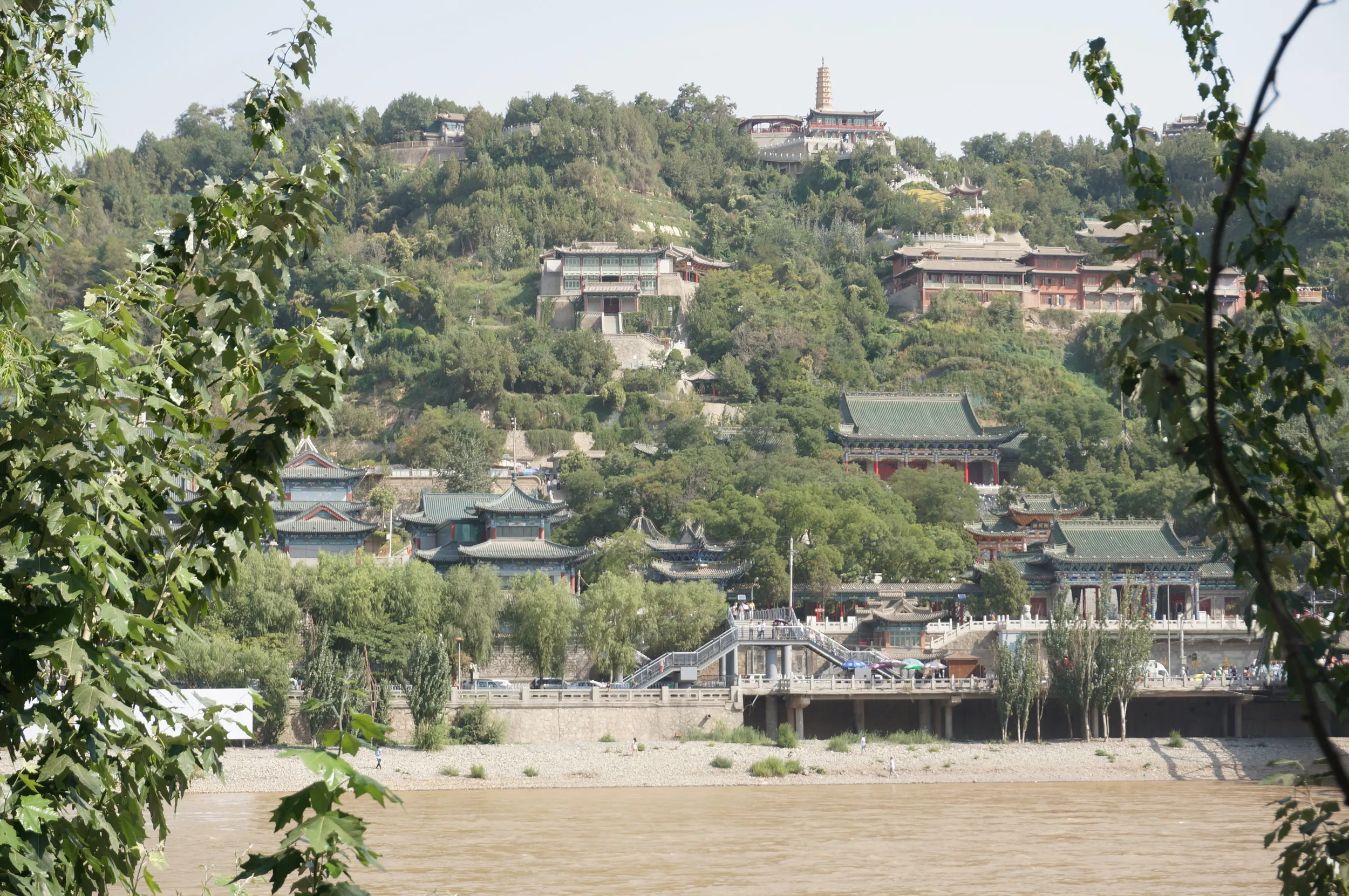 中山橋付近から白塔山公園を眺める