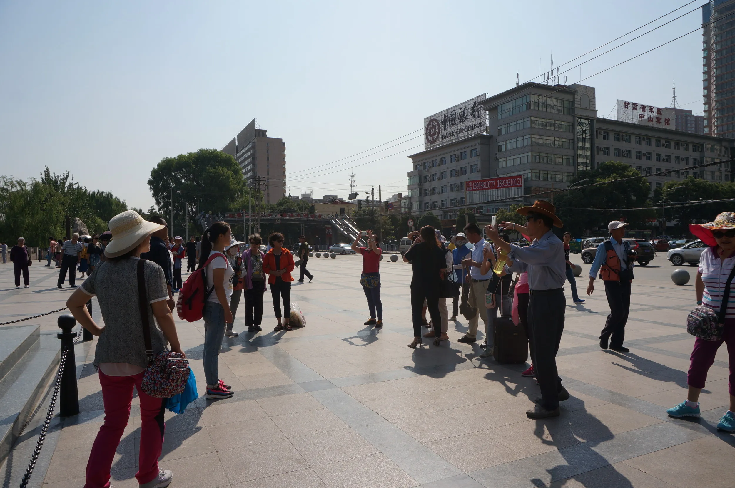 中山橋へ詰めかける旅行客
