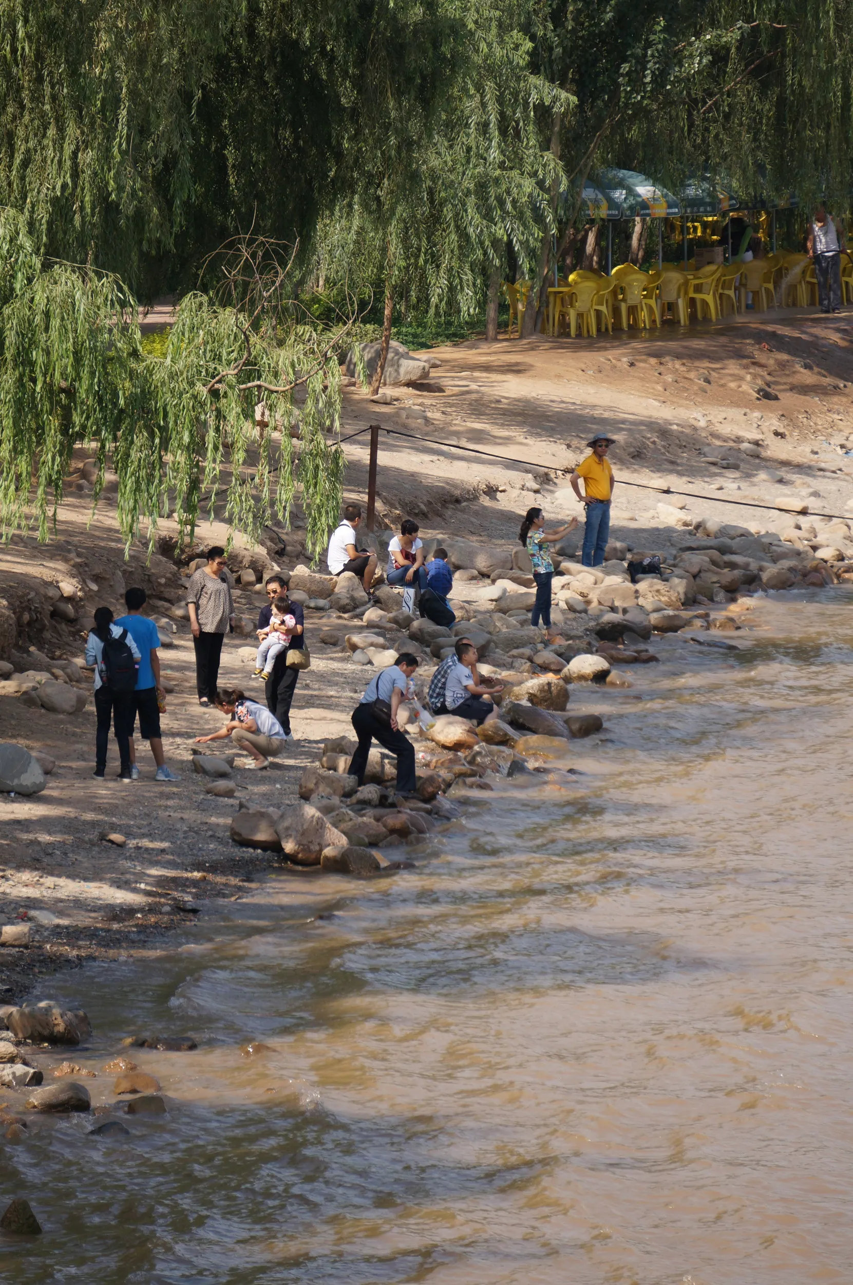 中山橋から黄河と河岸を眺める