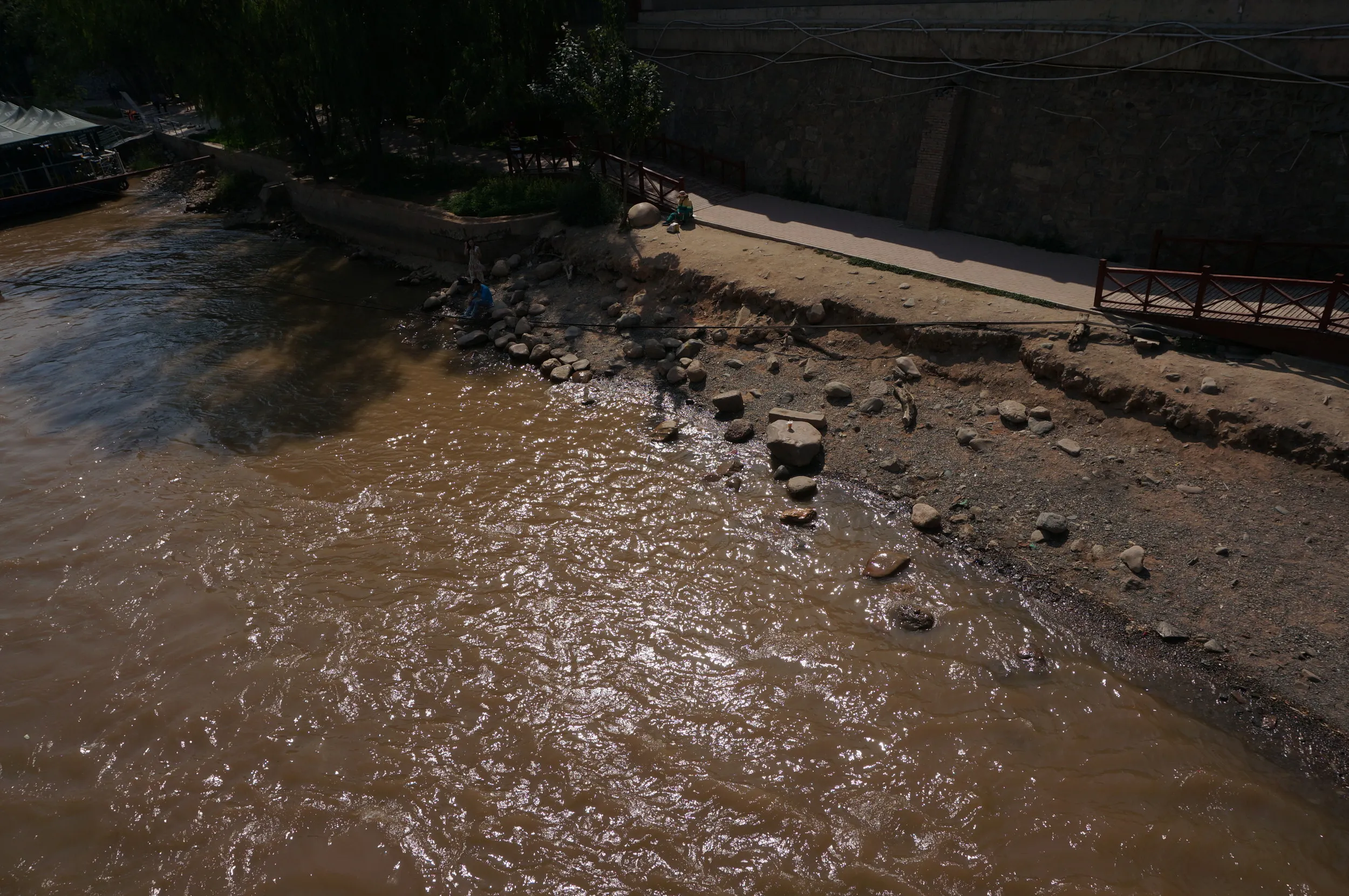 中山橋から黄河と河岸を眺める