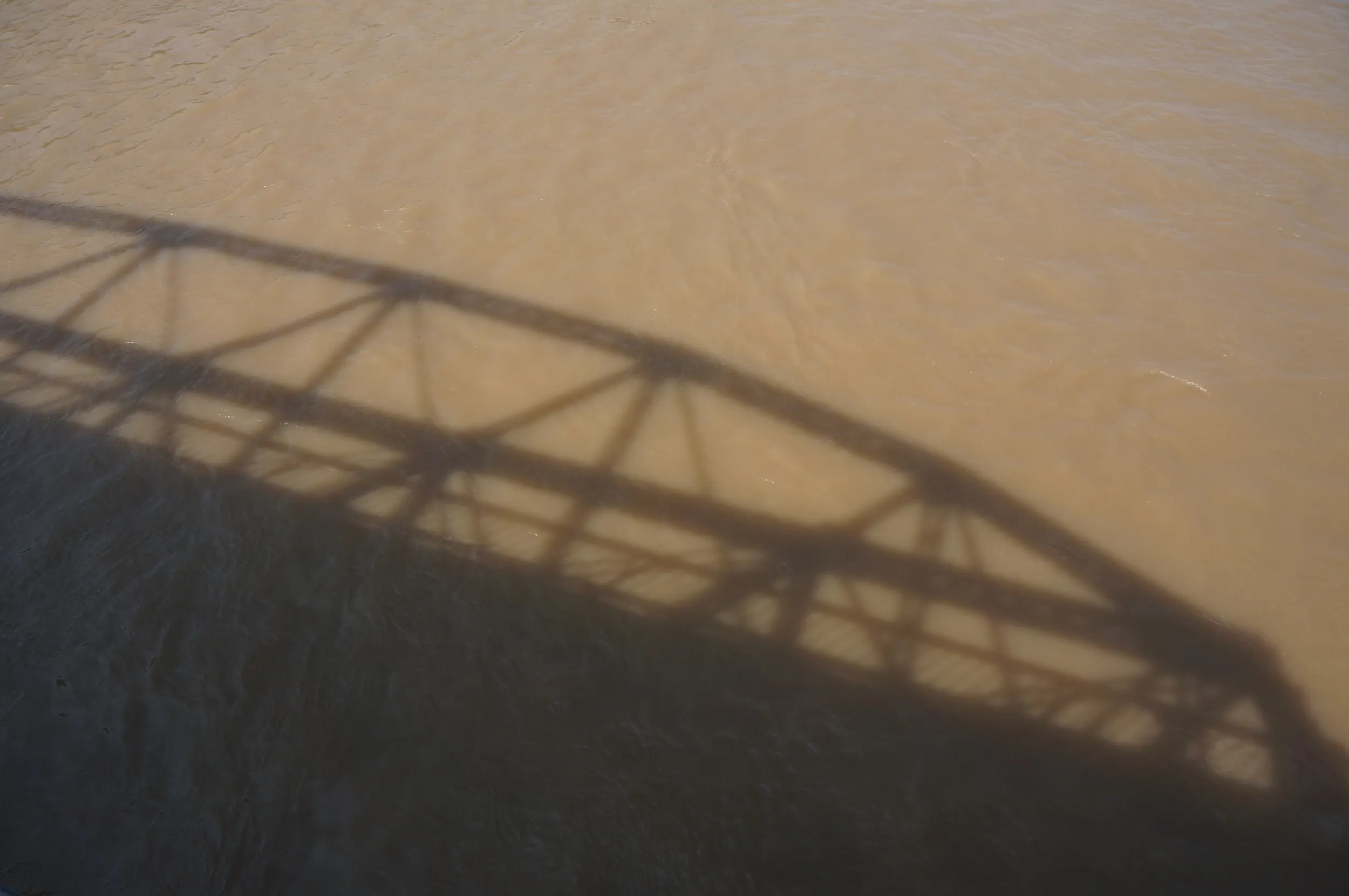 中山橋の影が映った黄河を眺める