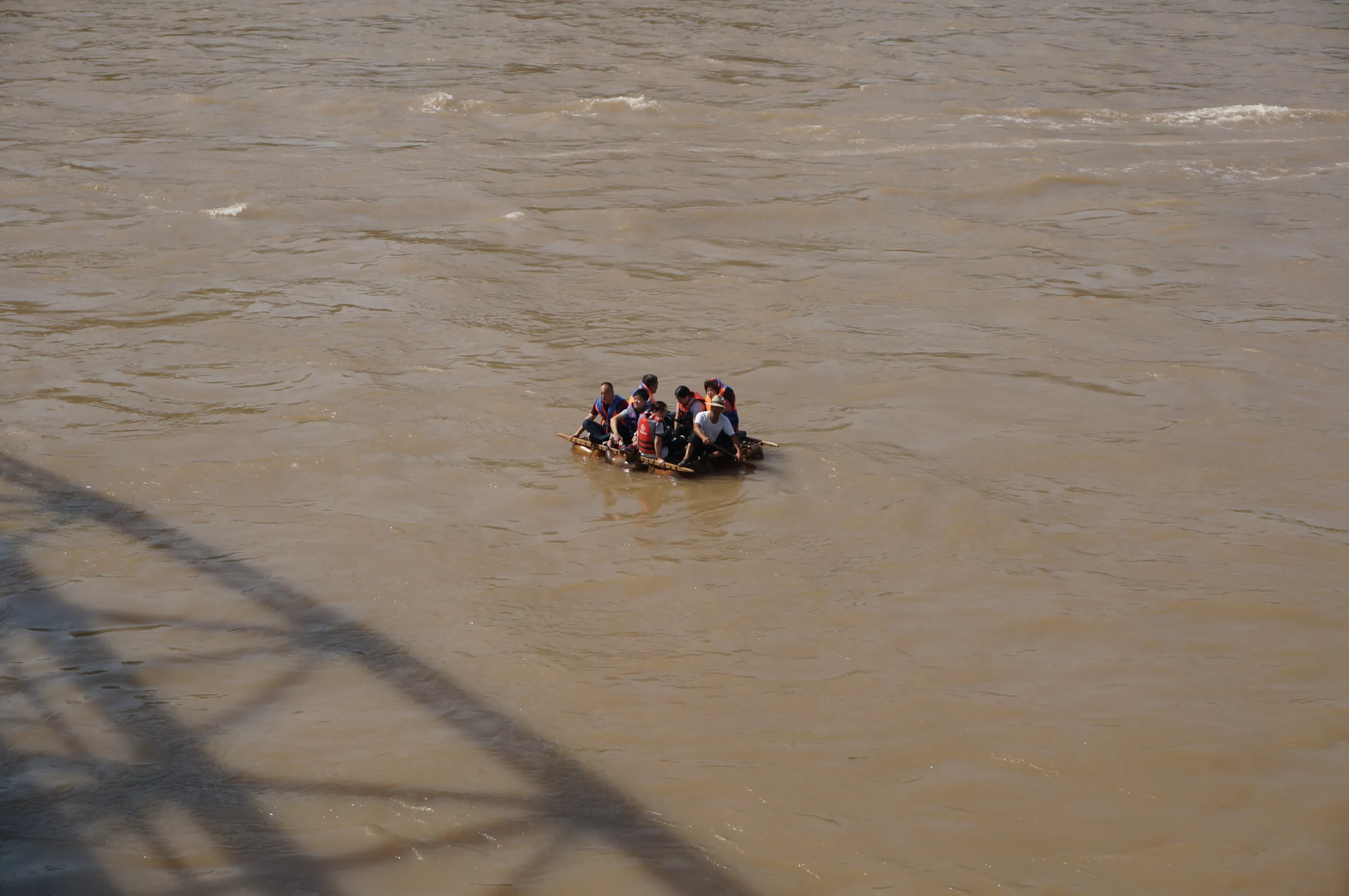 羊皮で作られた筏で黄河を下る観光客