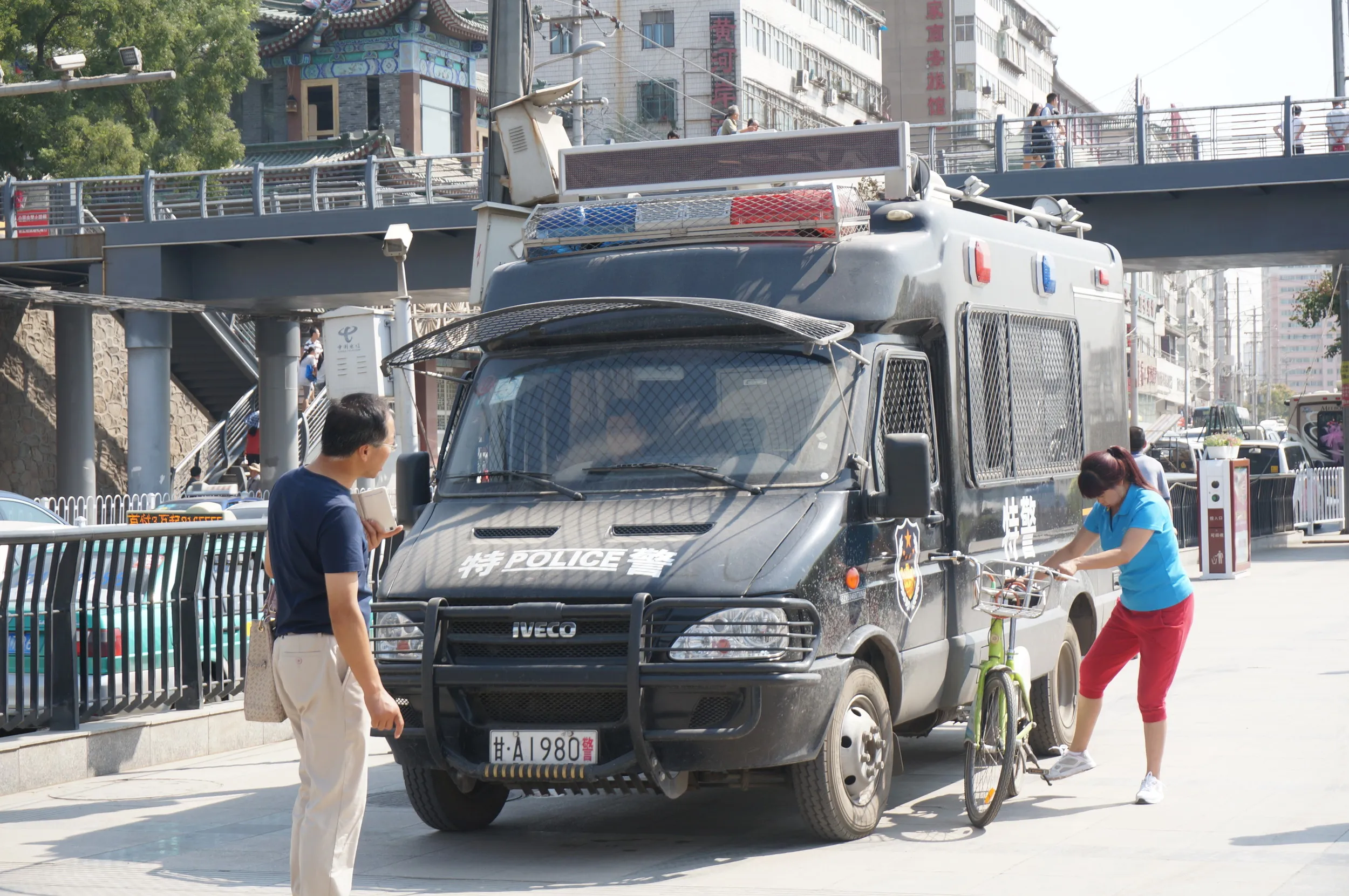 中山橋を警備する特警
