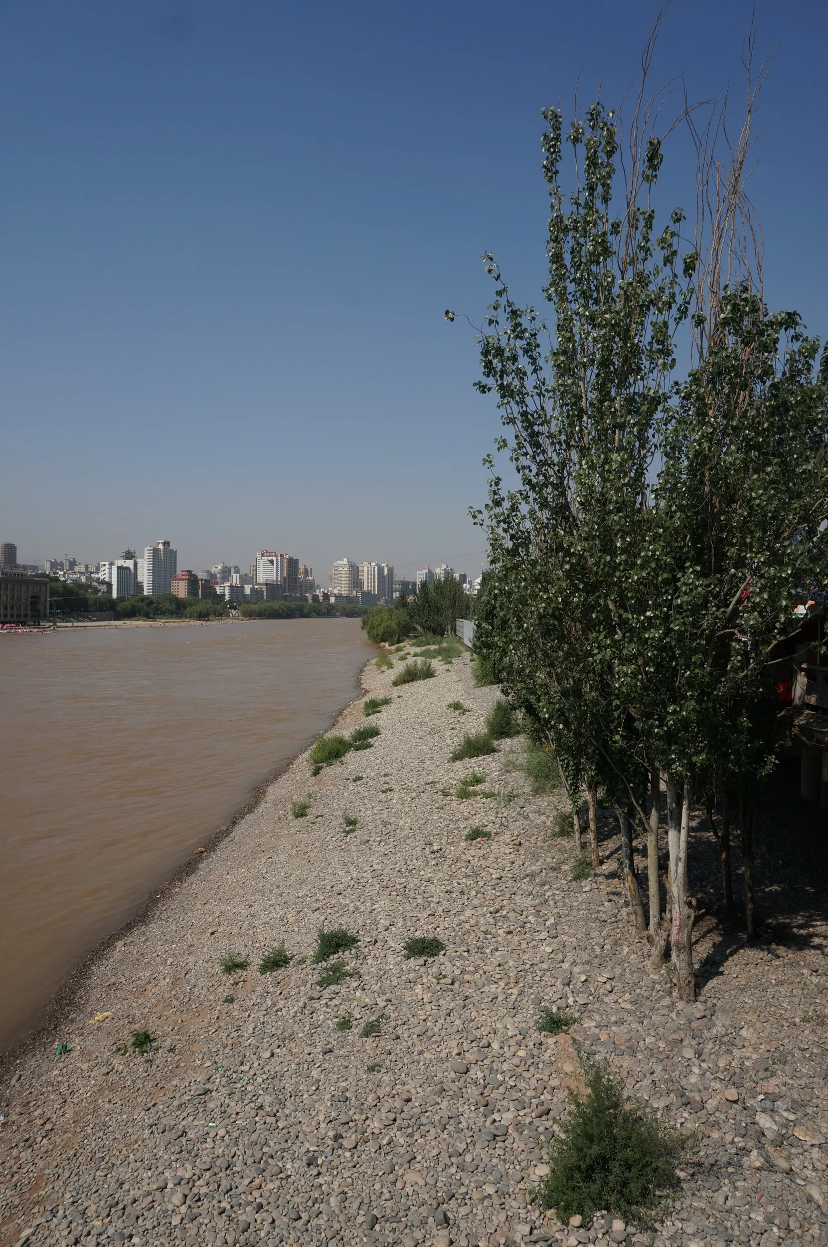 中山橋と黄河の川岸
