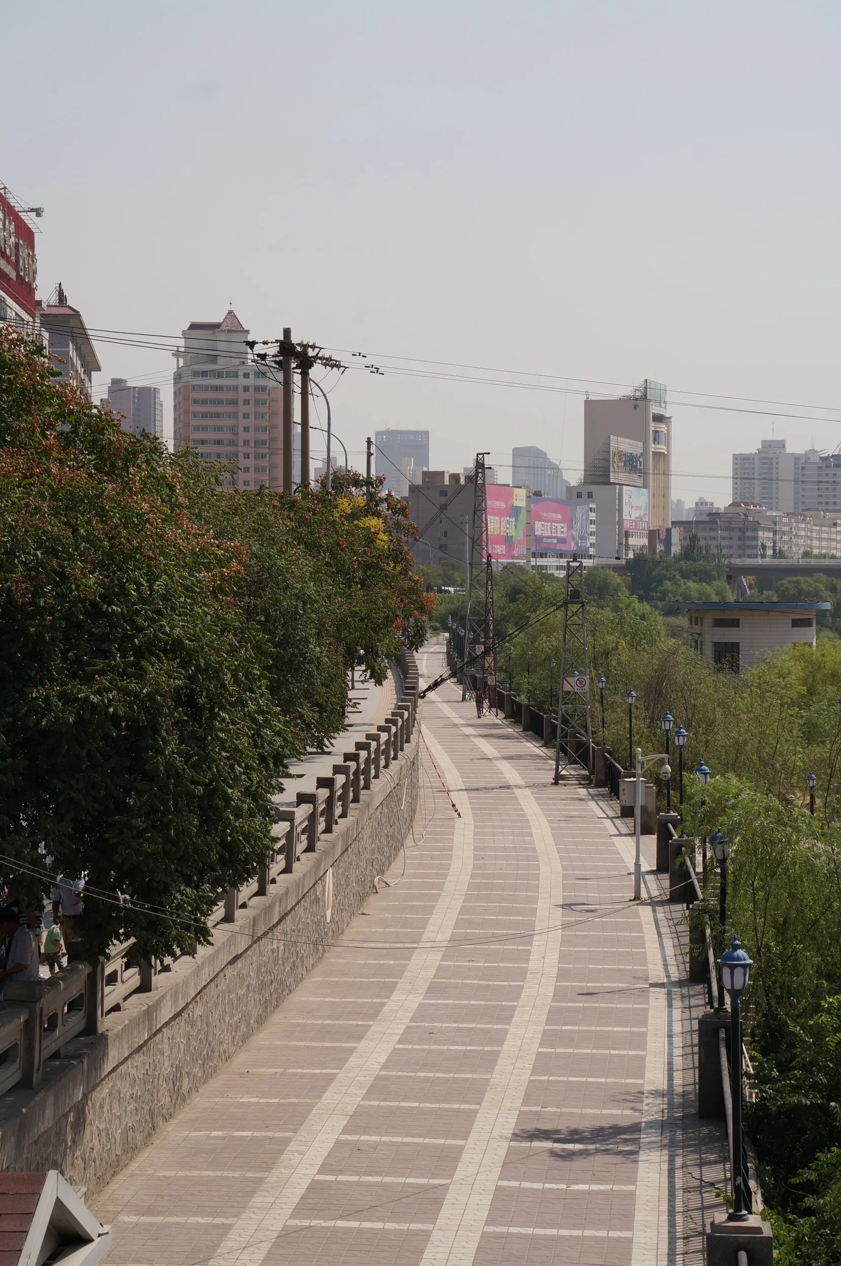白塔山公園入り口付近の風景