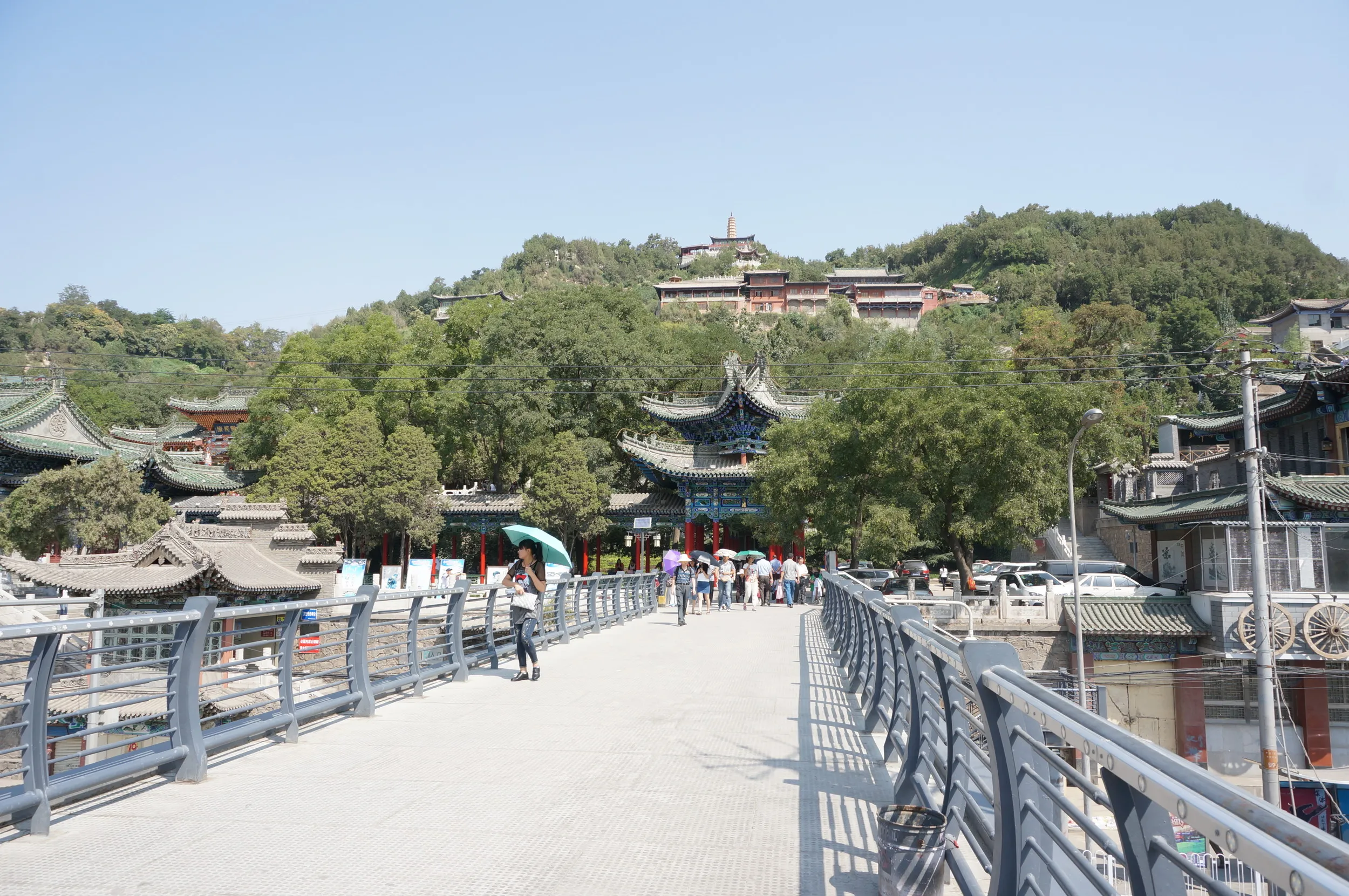 白塔山公園入り口付近の風景