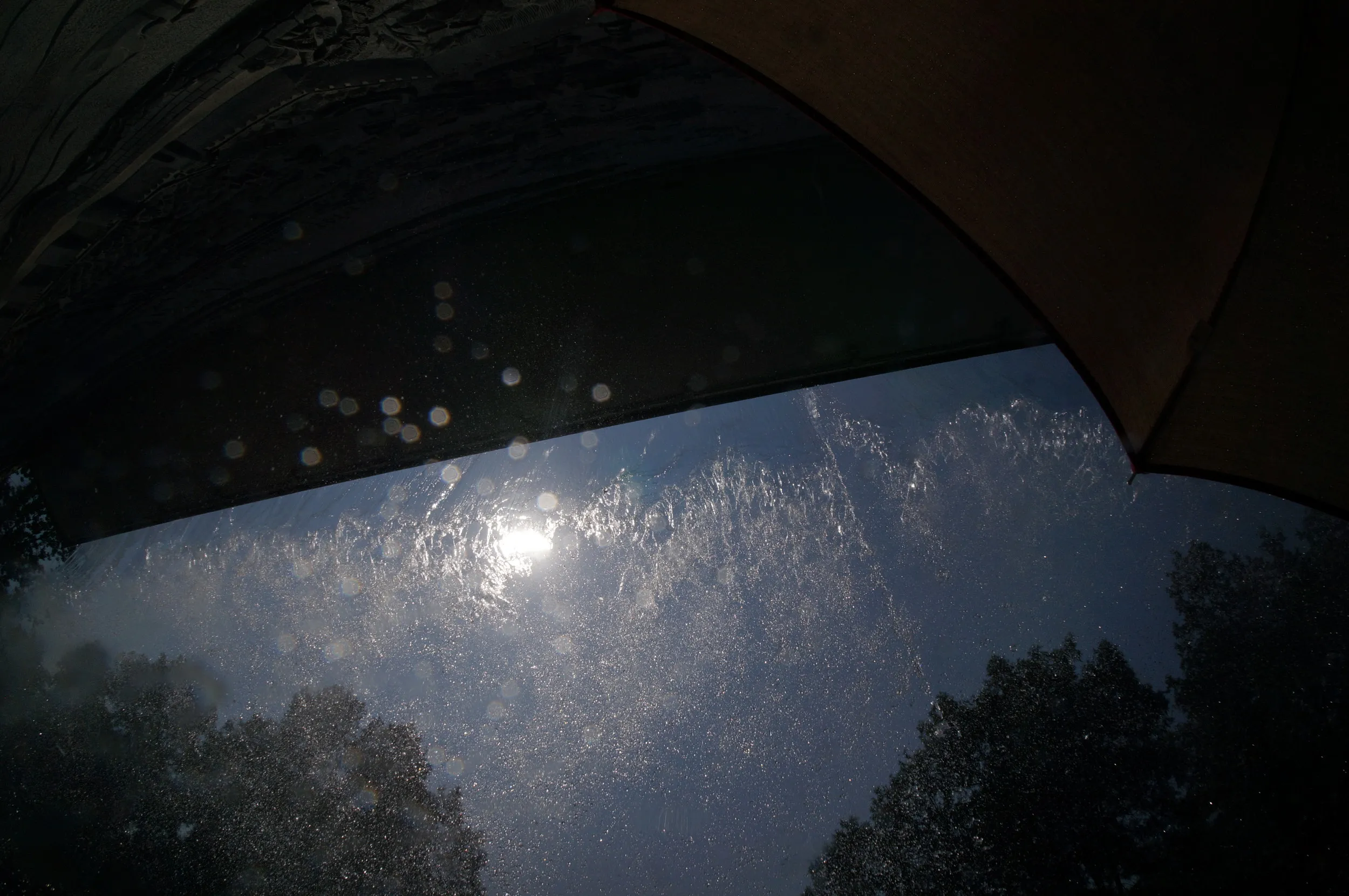 人工の滝の裏側