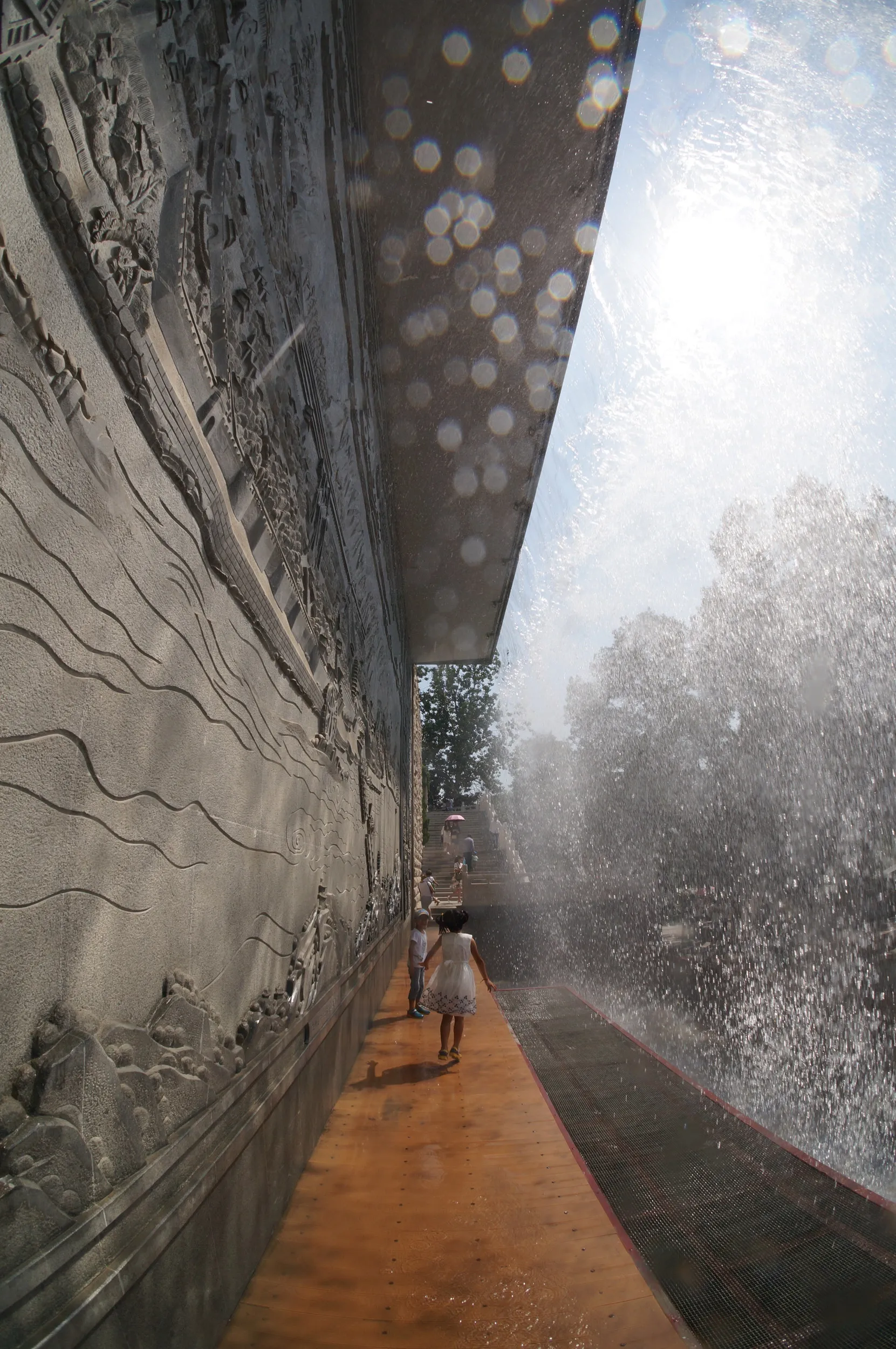 人工の滝の裏側