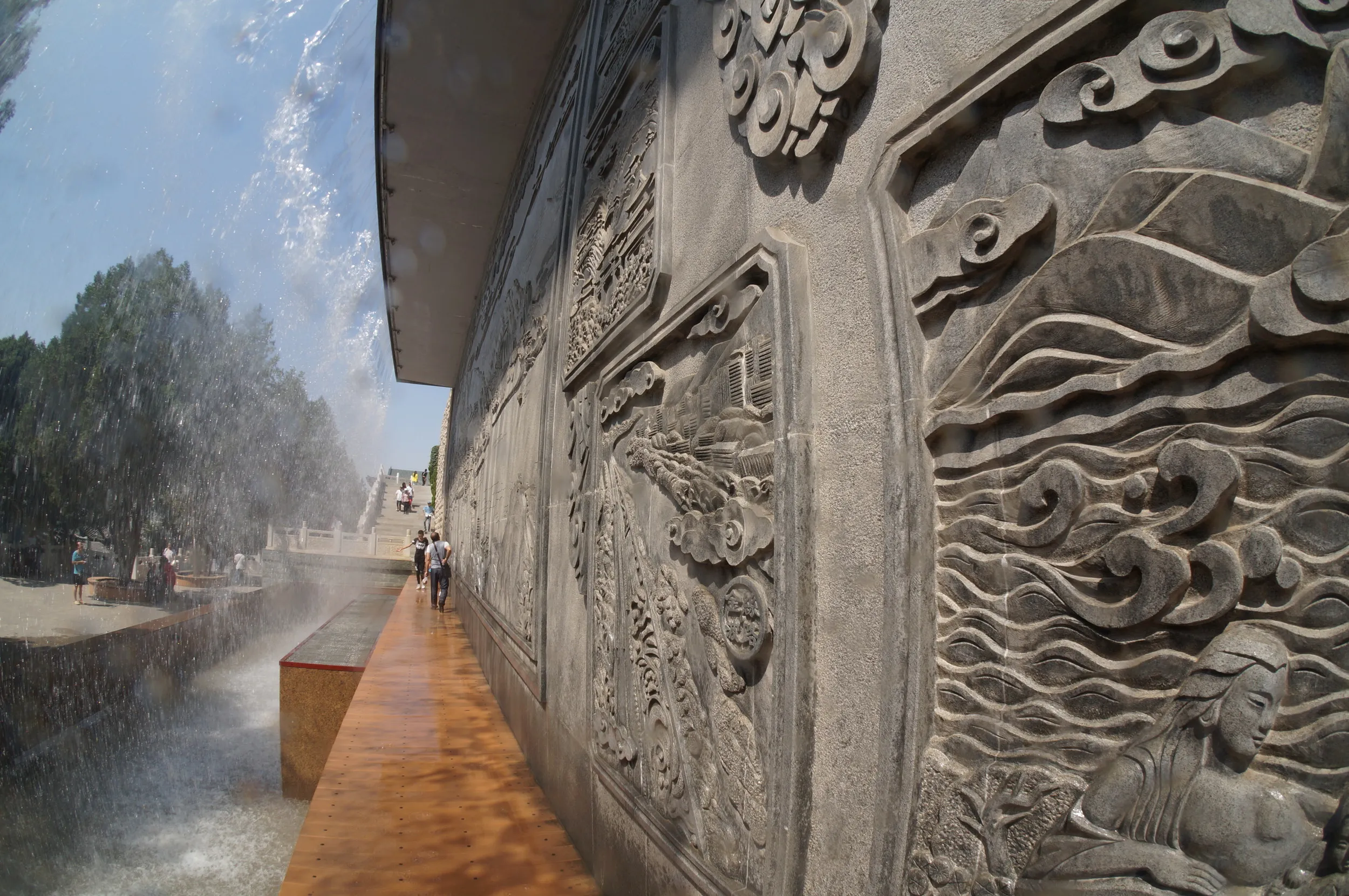 人工の滝の裏側