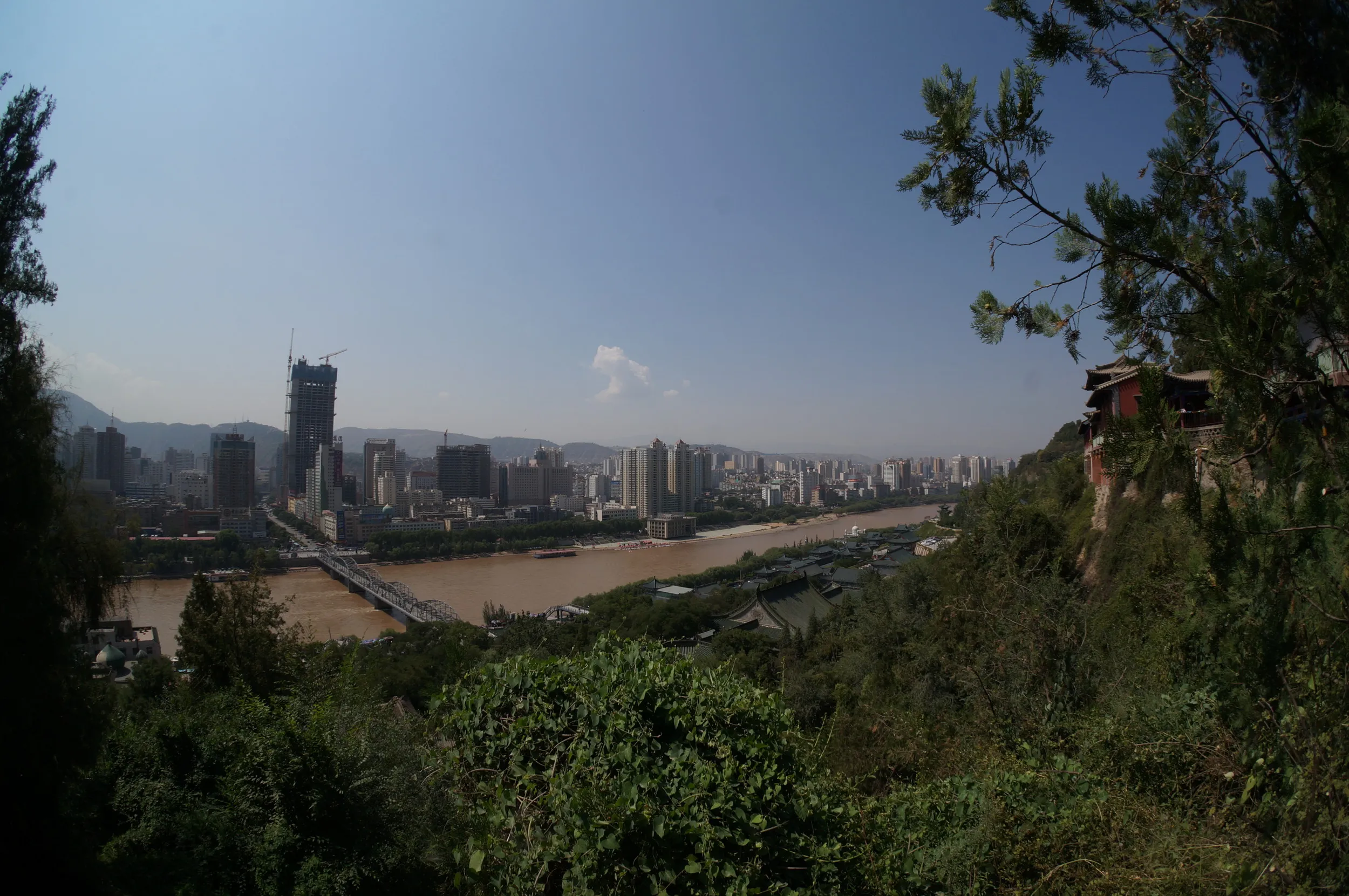 白塔山公園から中山橋と黄河を眺める