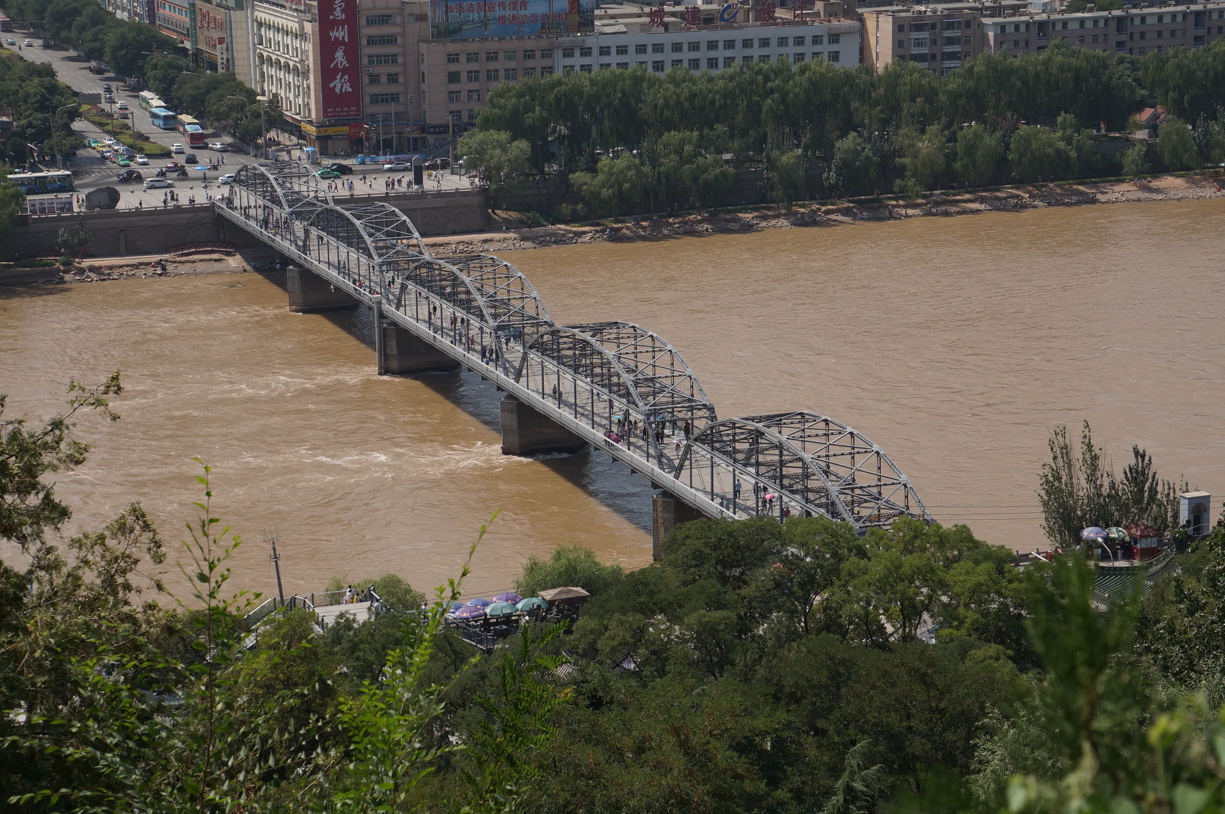 白塔山公園から中山橋と黄河を眺める