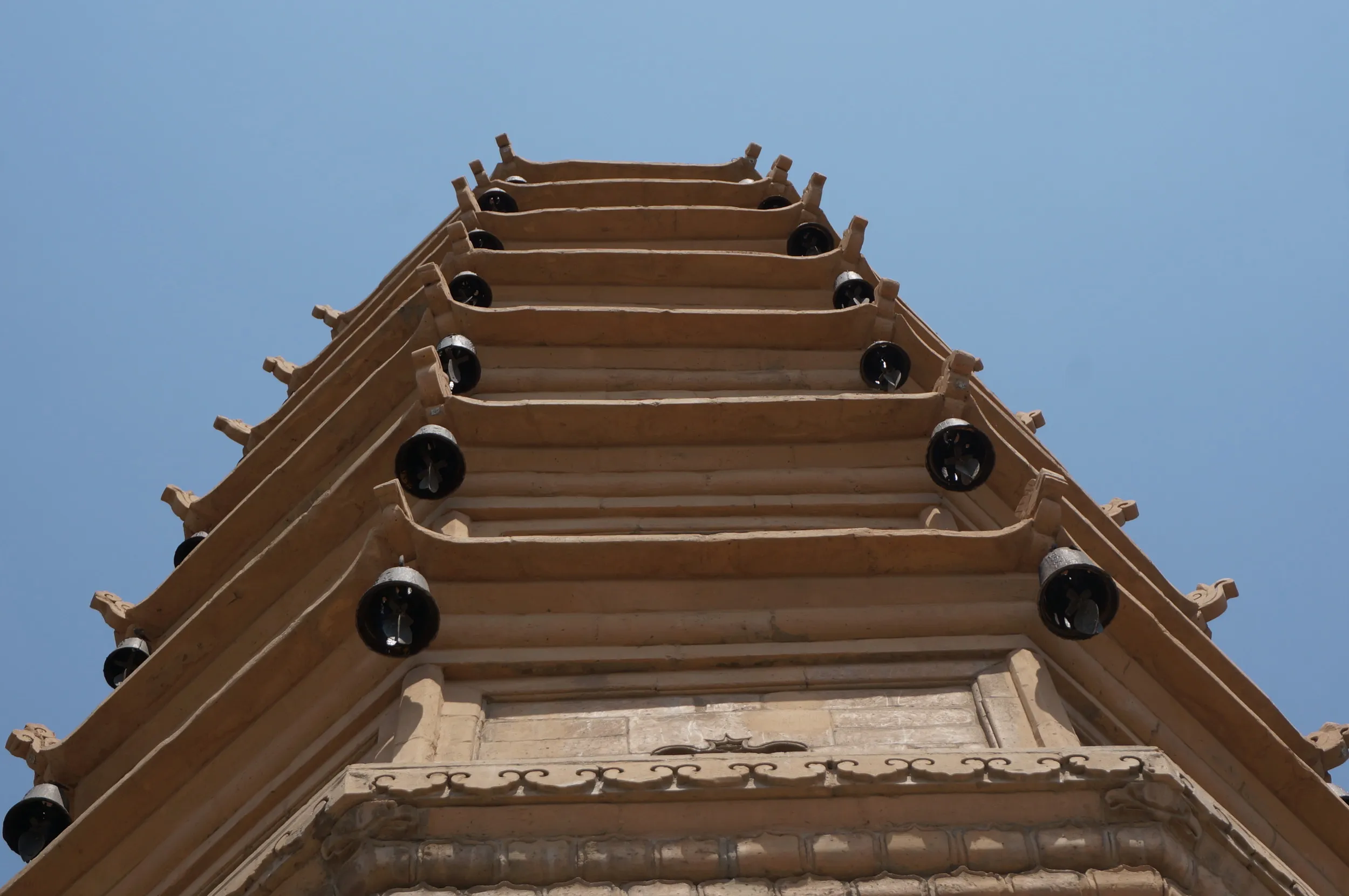 白塔を真下から仰ぎ見る