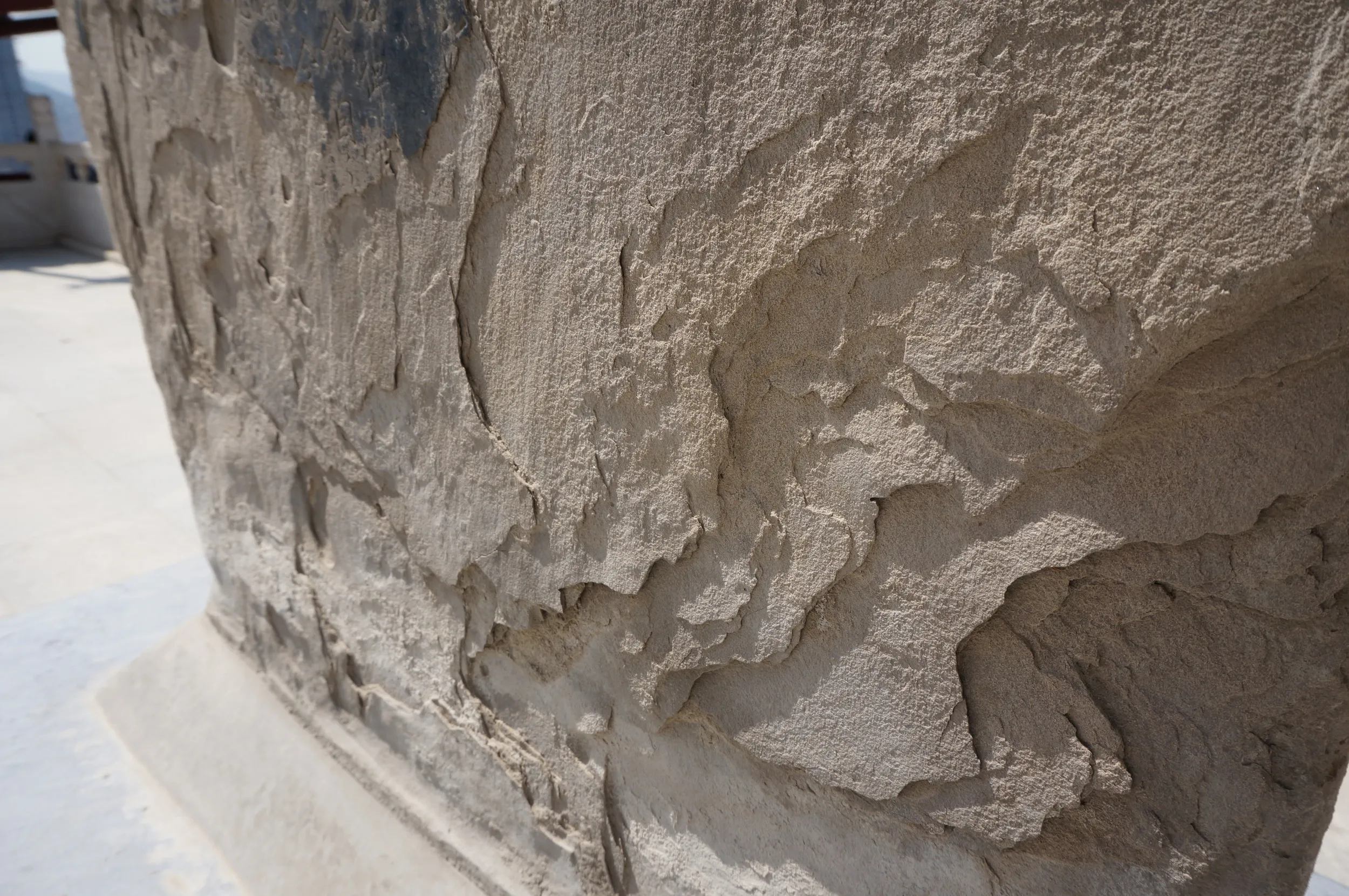 風化が激しい記念碑