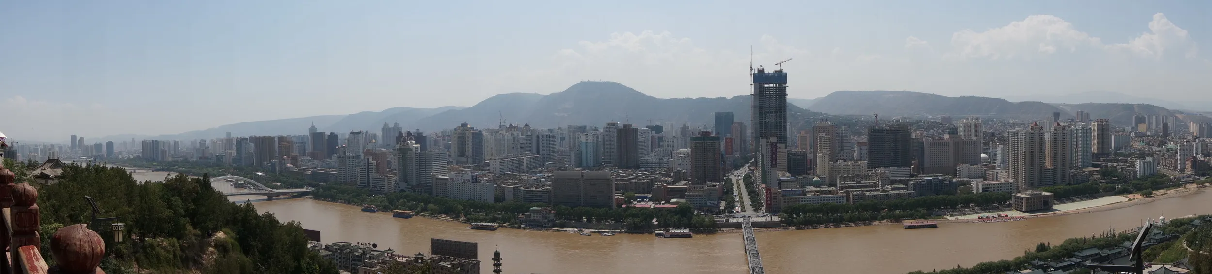 お土産屋から黄河と中山橋、蘭州市内をパノラマ撮影