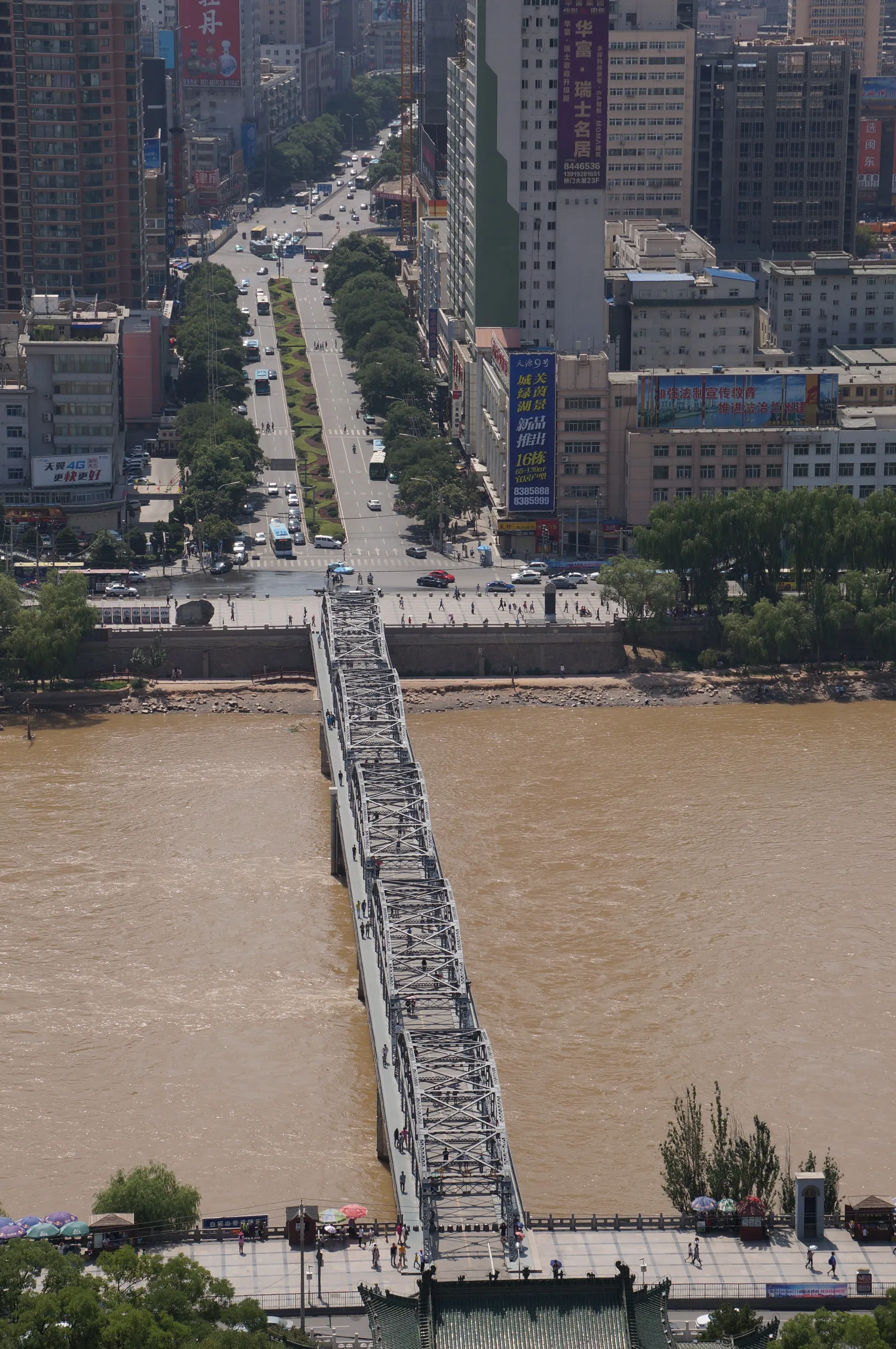 テラスから中山橋と黄河を撮影